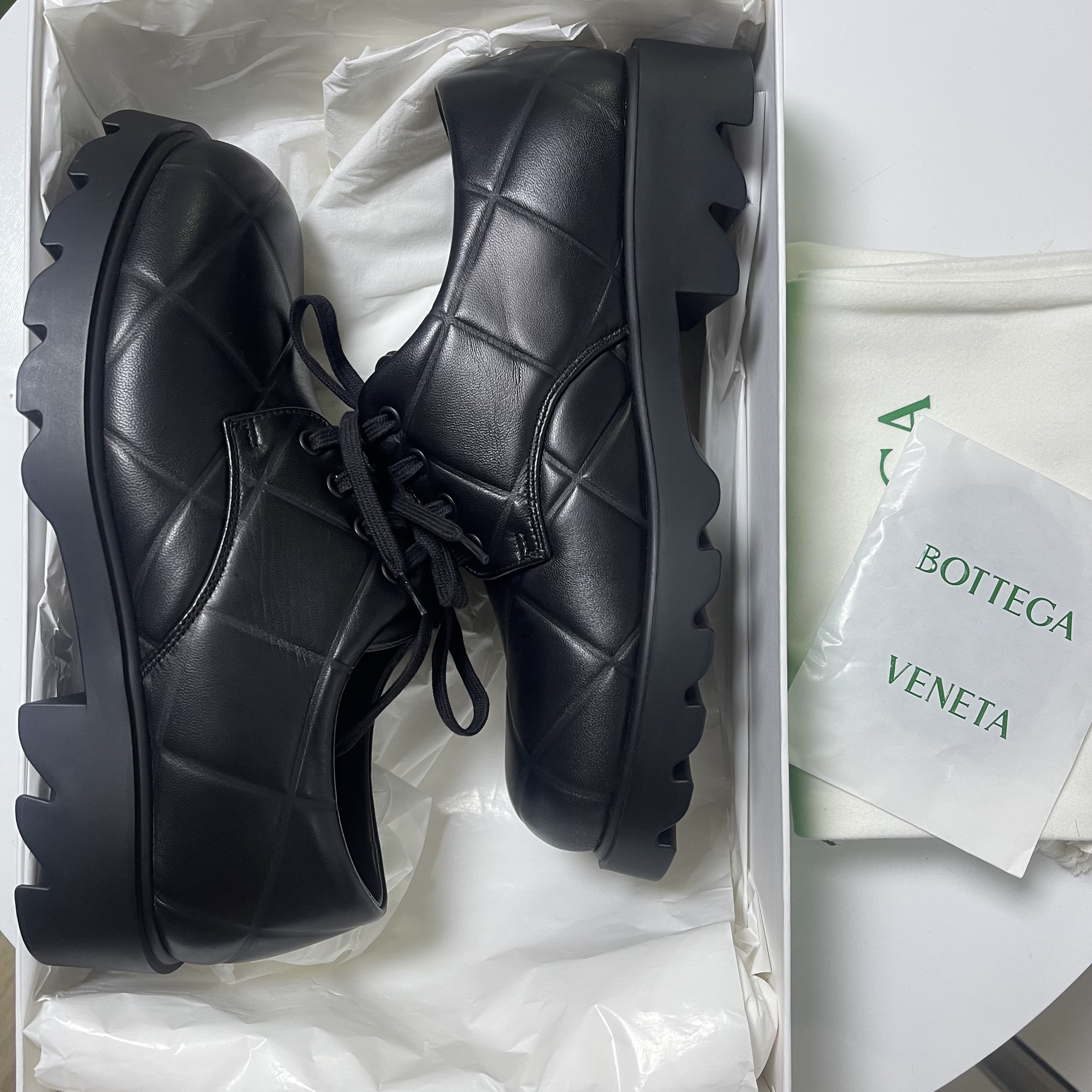Bottega Veneta Padded Leather Strut Grid Lace-Up Shoes Black 착용 스타일 - 2