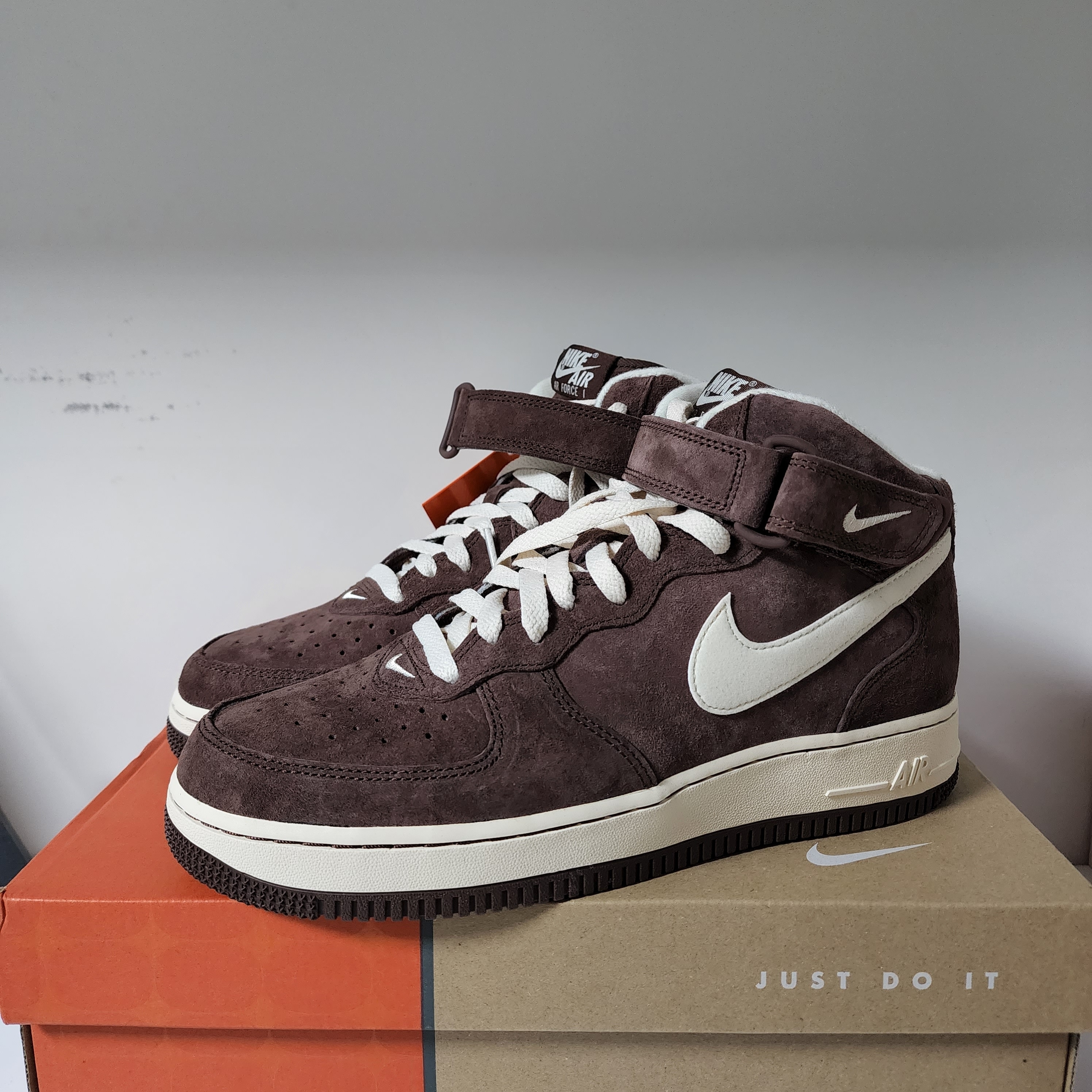 Nike Air Force 1 Mid '07 QS Chocolate 착용 스타일 - 1