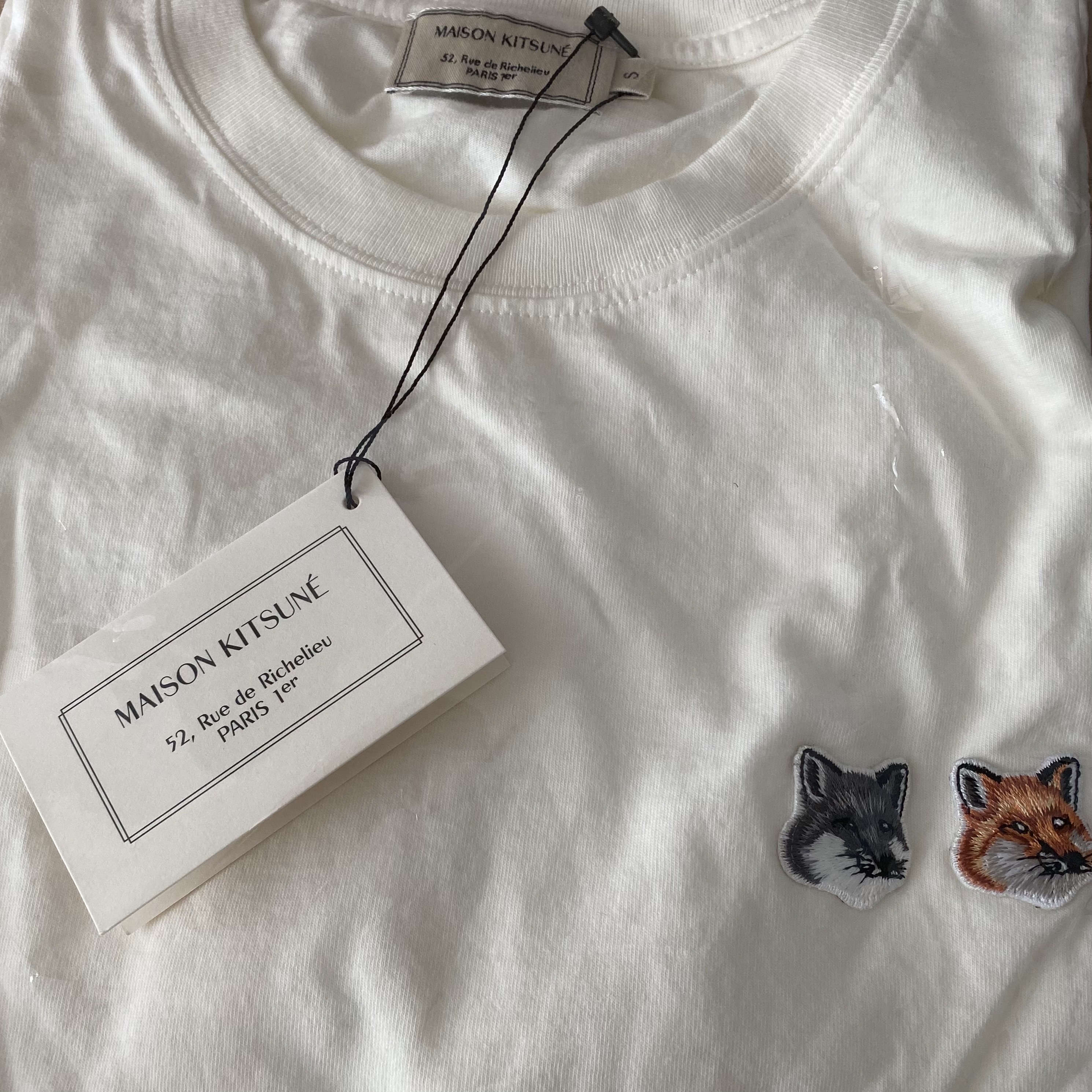 Maison Kitsune Double Fox Head Patch Classic T-Shirt Latte 착용 스타일