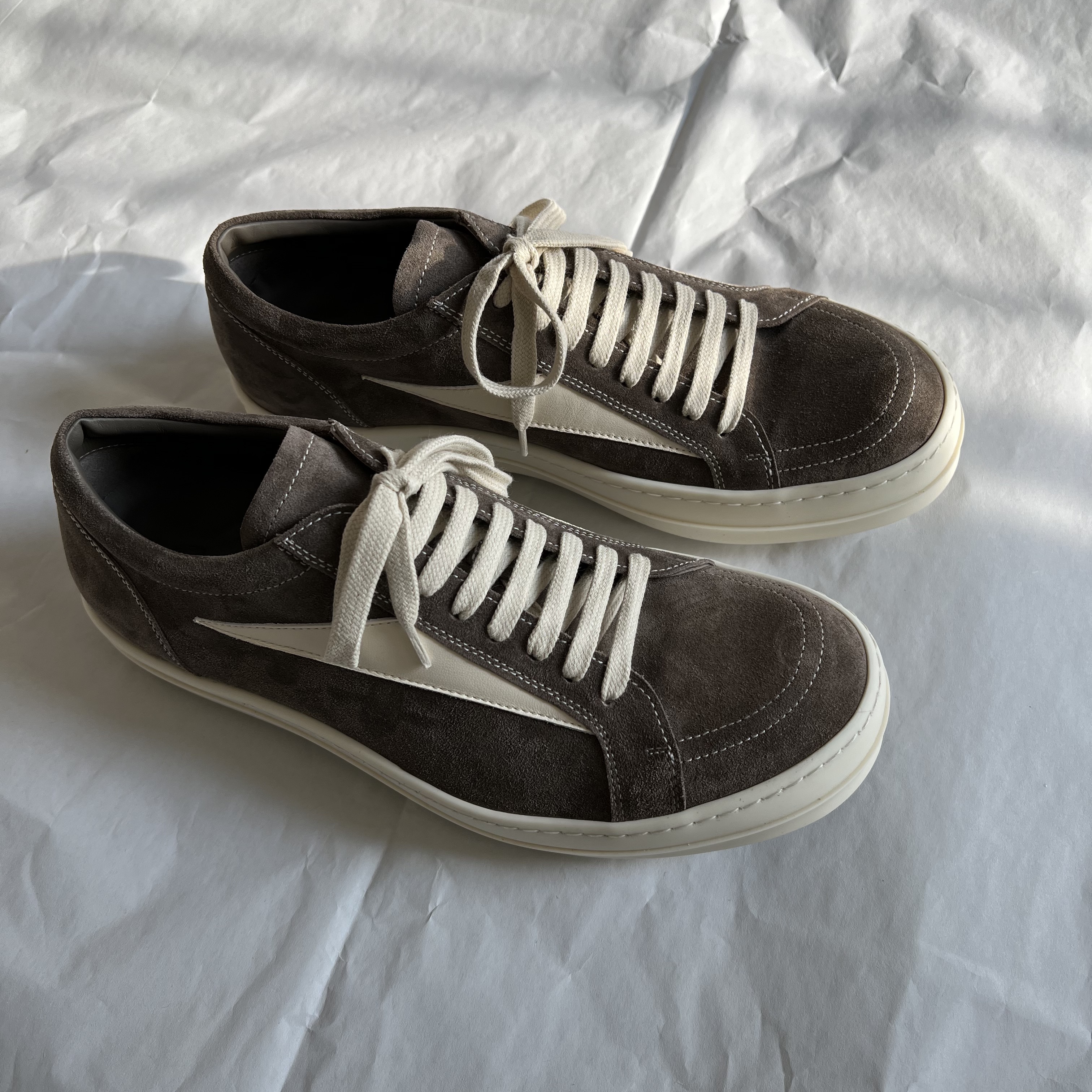 Rick Owens Suede Vintage Sneakers Dust, Rick Owens Vintage Sneakers Black 착용 스타일 - 1