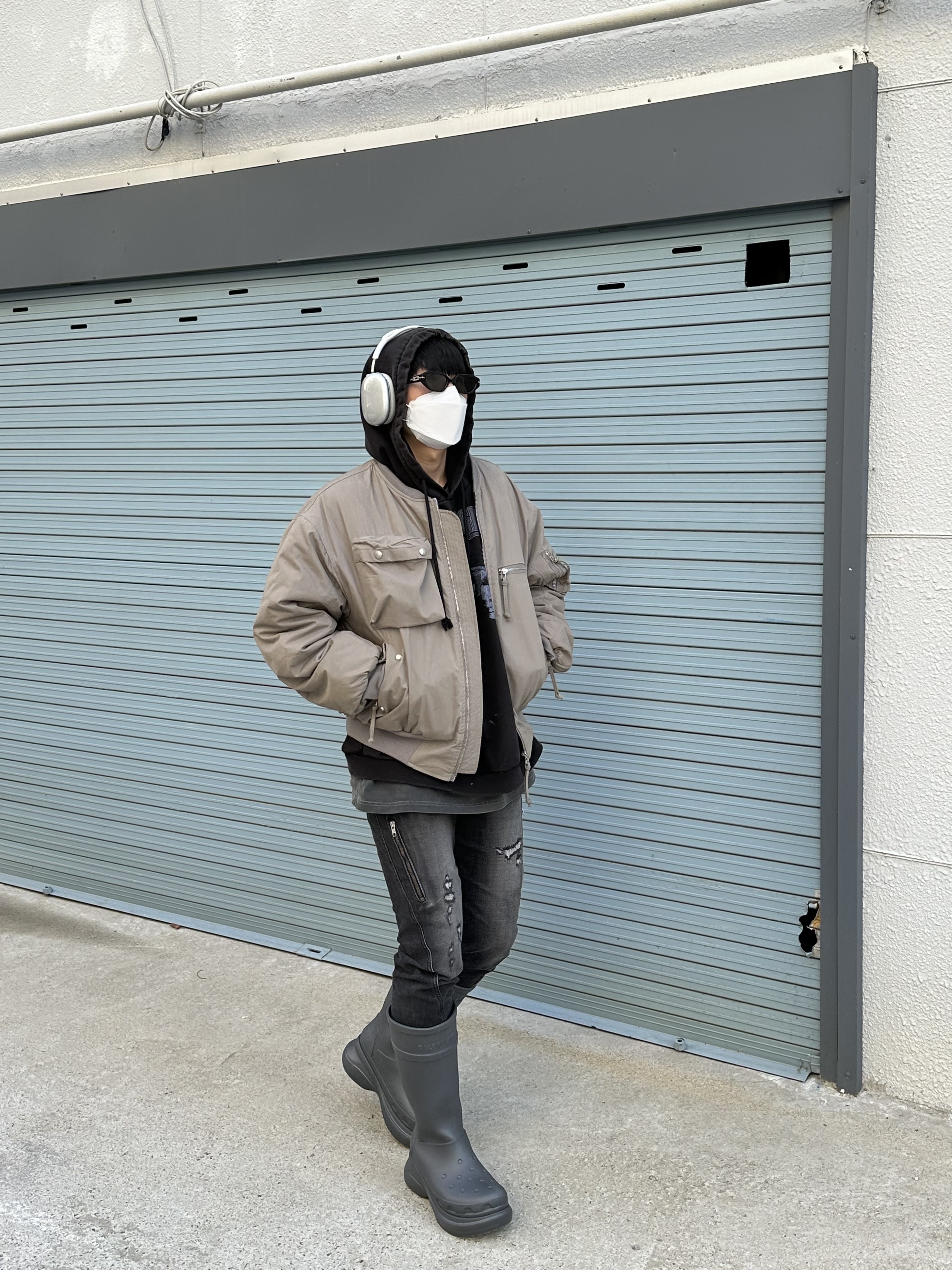 Balenciaga x Crocs Rubber Boot Grey, Apple AirPods Max Lightning Silver (Korean Ver.) 착용 스타일 - 4