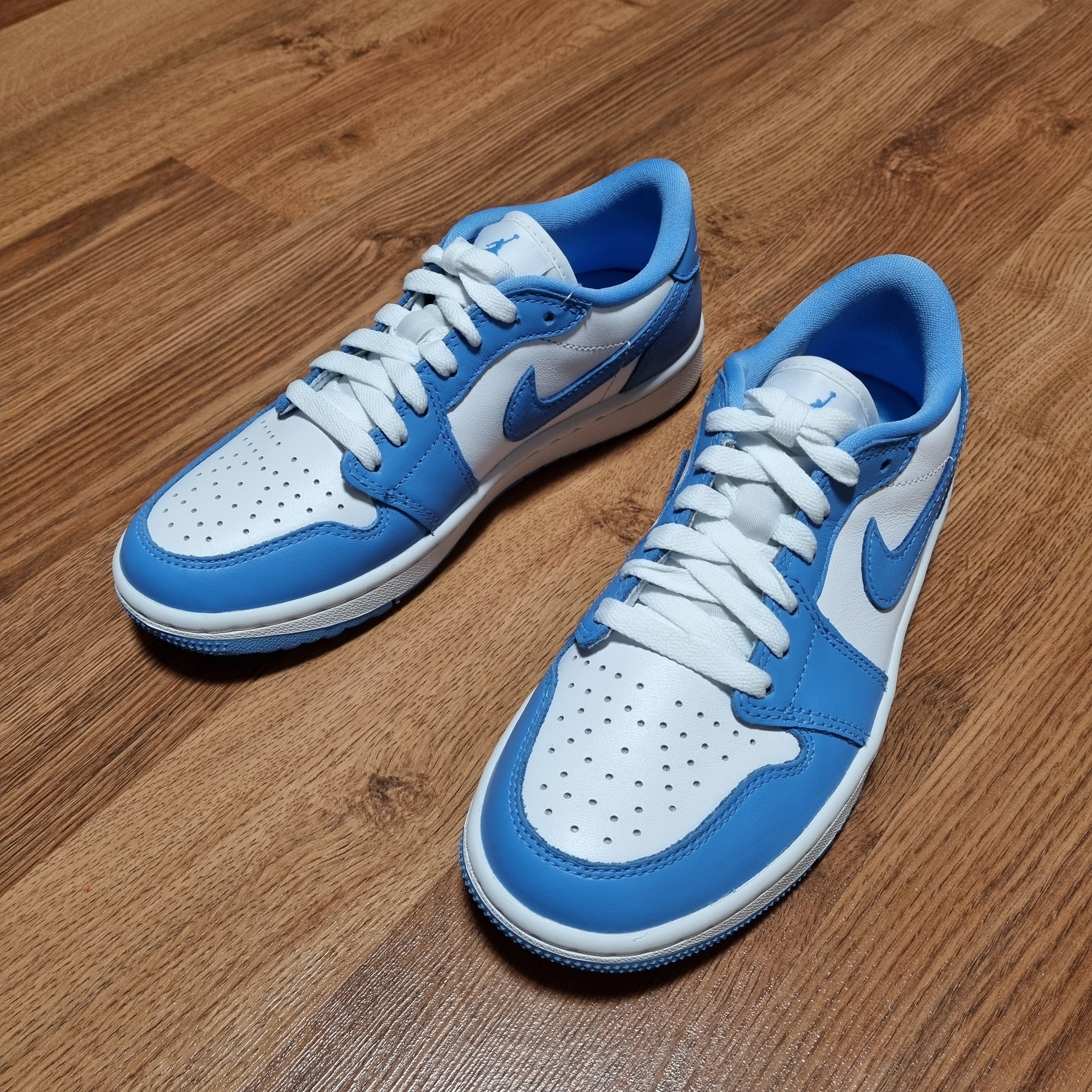 Jordan 1 Low Golf White and University Blue 착용 스타일 - 2