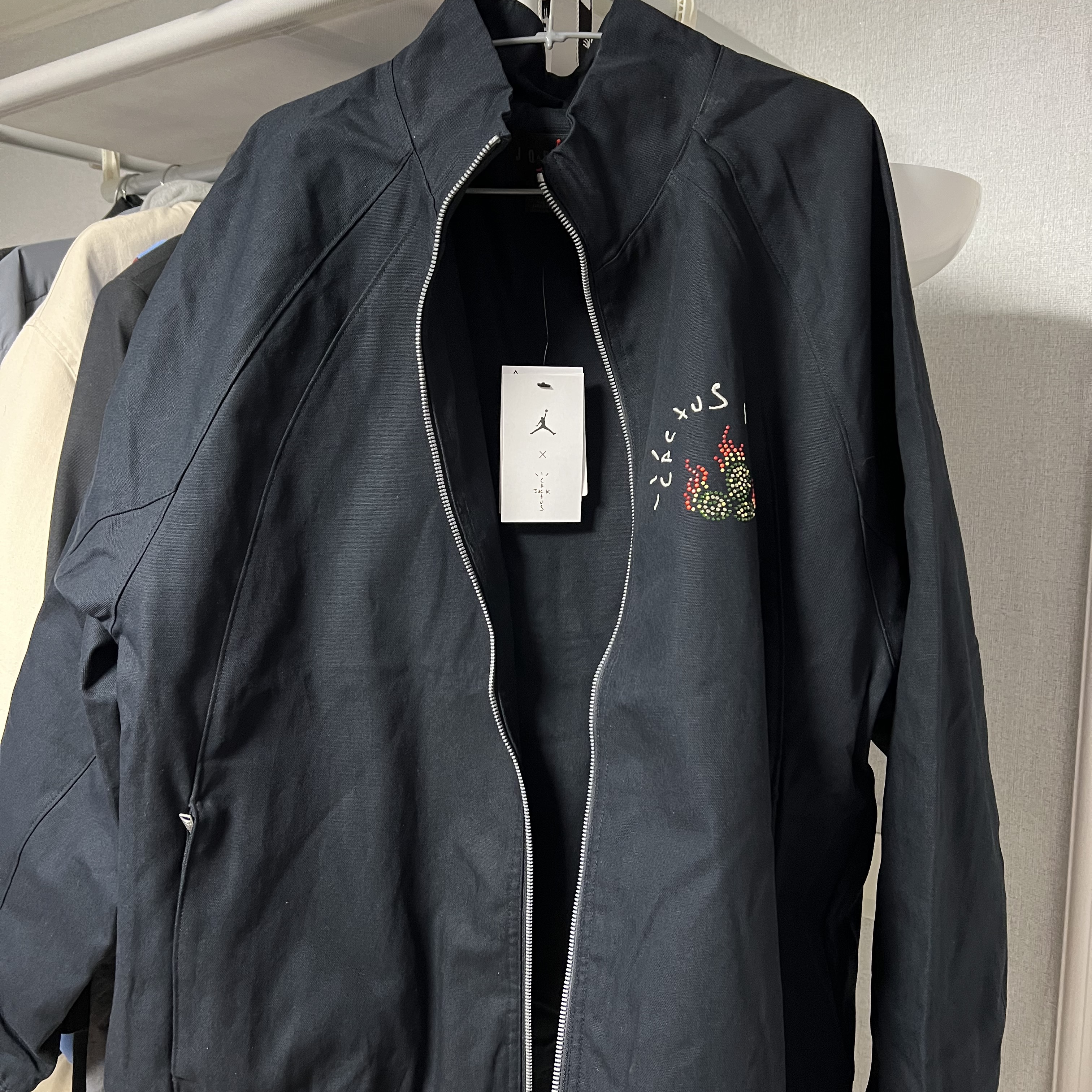 Jordan x Travis Scott Woven Jacket Black - Asia, Jordan x Travis Scott Woven Jacket Black - US/EU 착용 스타일 - 1