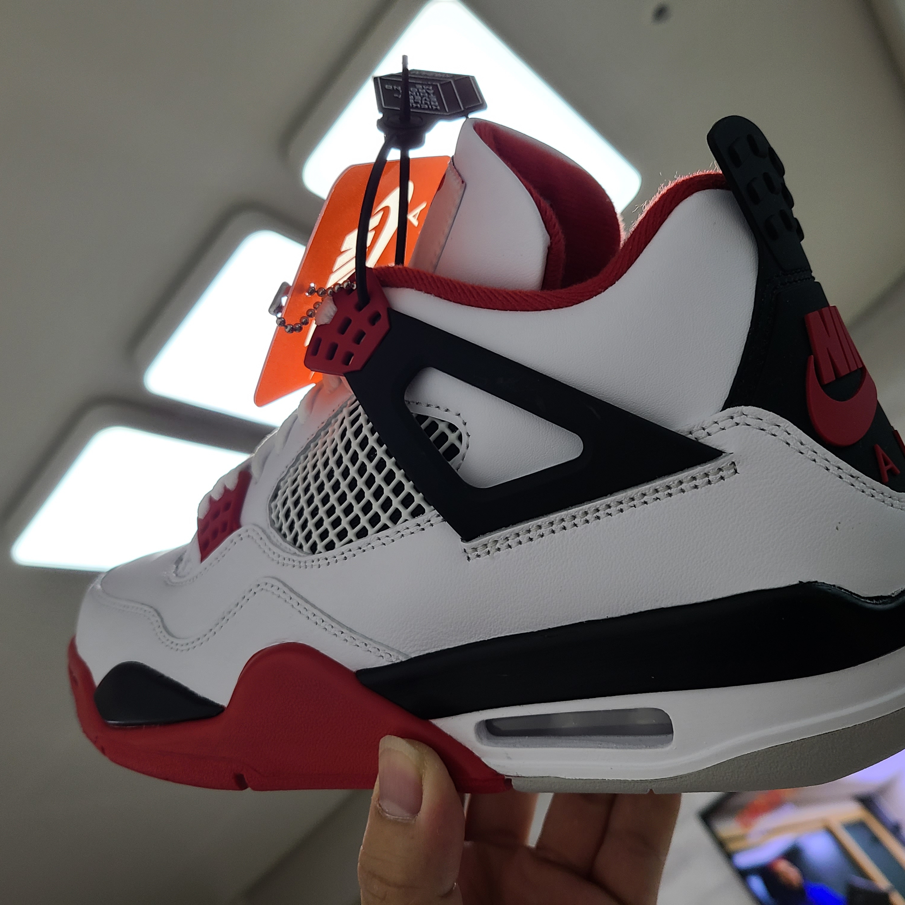 Jordan 4 Retro OG Fire Red 2020 착용 스타일 - 1