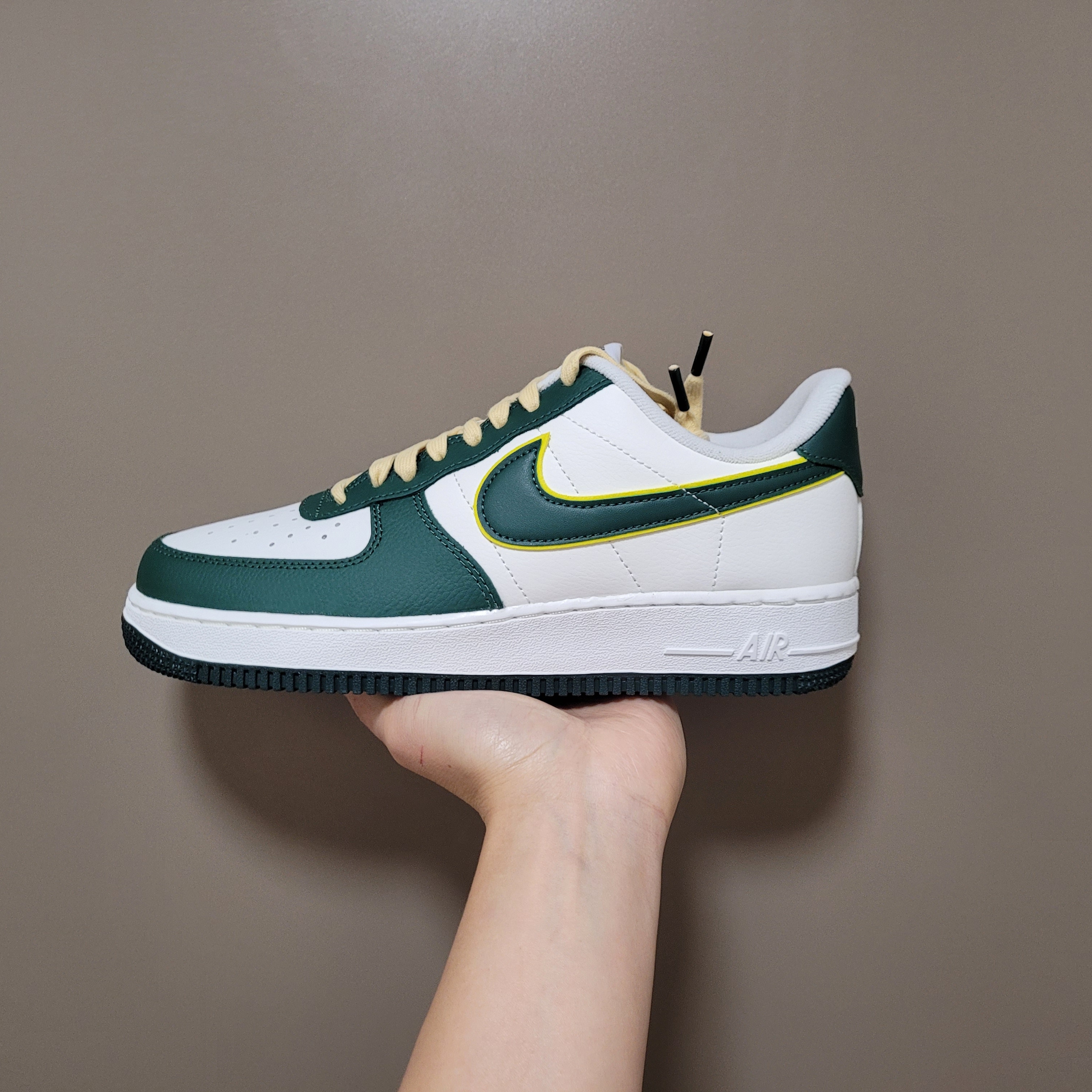 Nike Air Force 1 '07 LV8 Sail Noble Green 착용 스타일 - 1