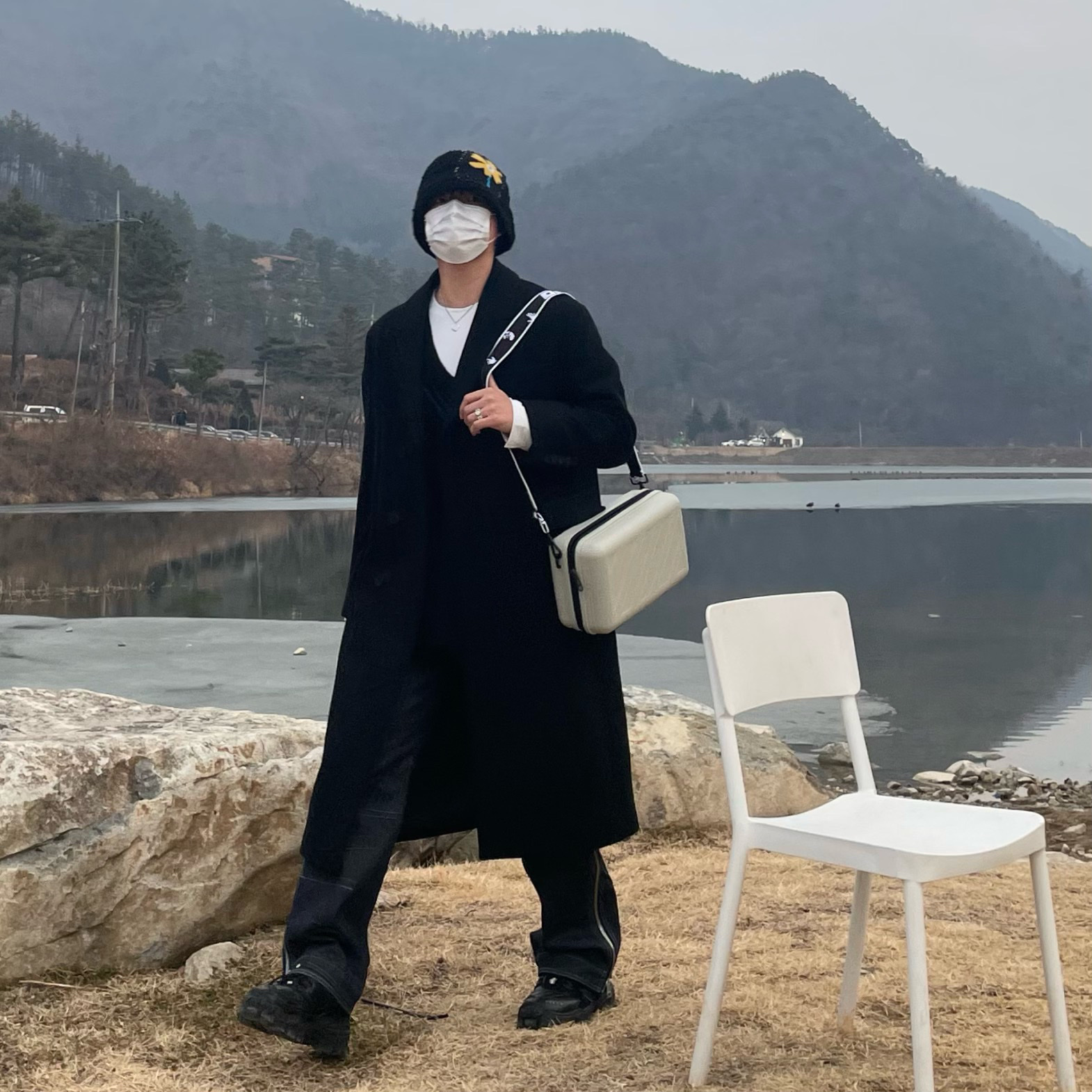 Off-White x Amore Pacific Protection Box (Without Cosmetics), Zara x Ader Error Oversized Vest Black 착용 스타일 - 2