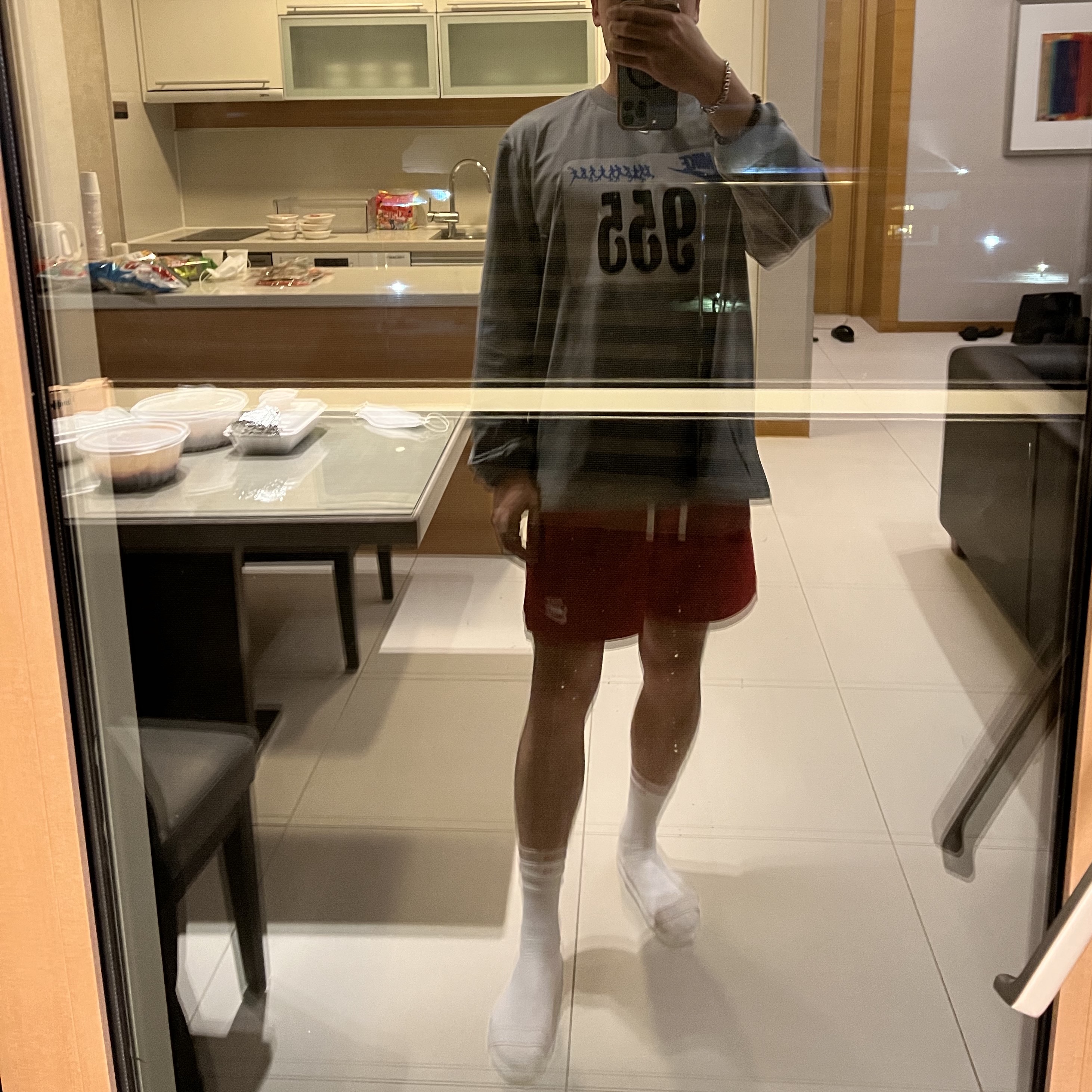 Supreme Hanes Crew Socks White (4 Pack), Nike x Cactus Plant Flea Market L/S Jersey Grey - US/EU 착용 스타일 - 2