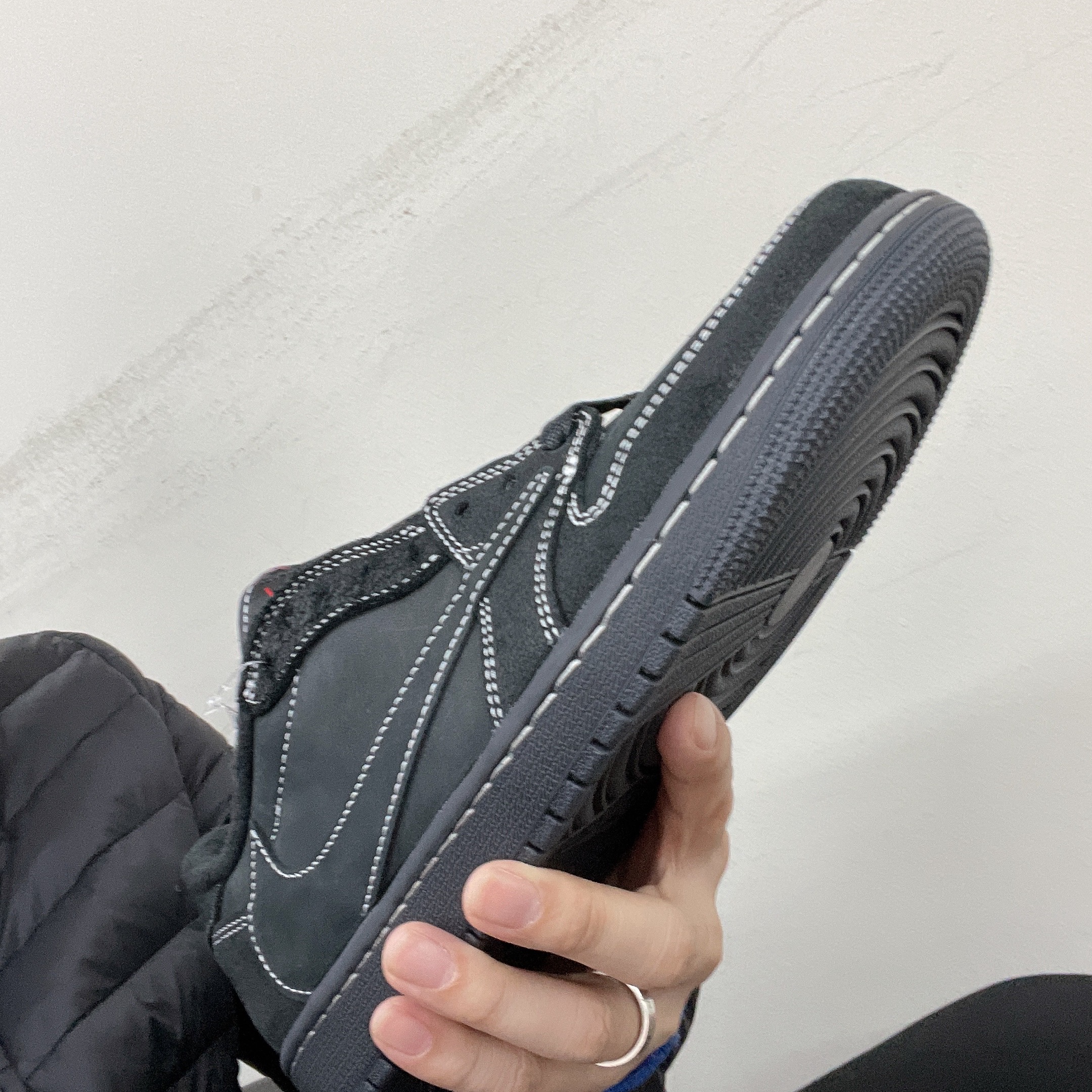 Jordan 1 x Travis Scott Retro Low OG SP Black Phantom 착용 스타일 - 4