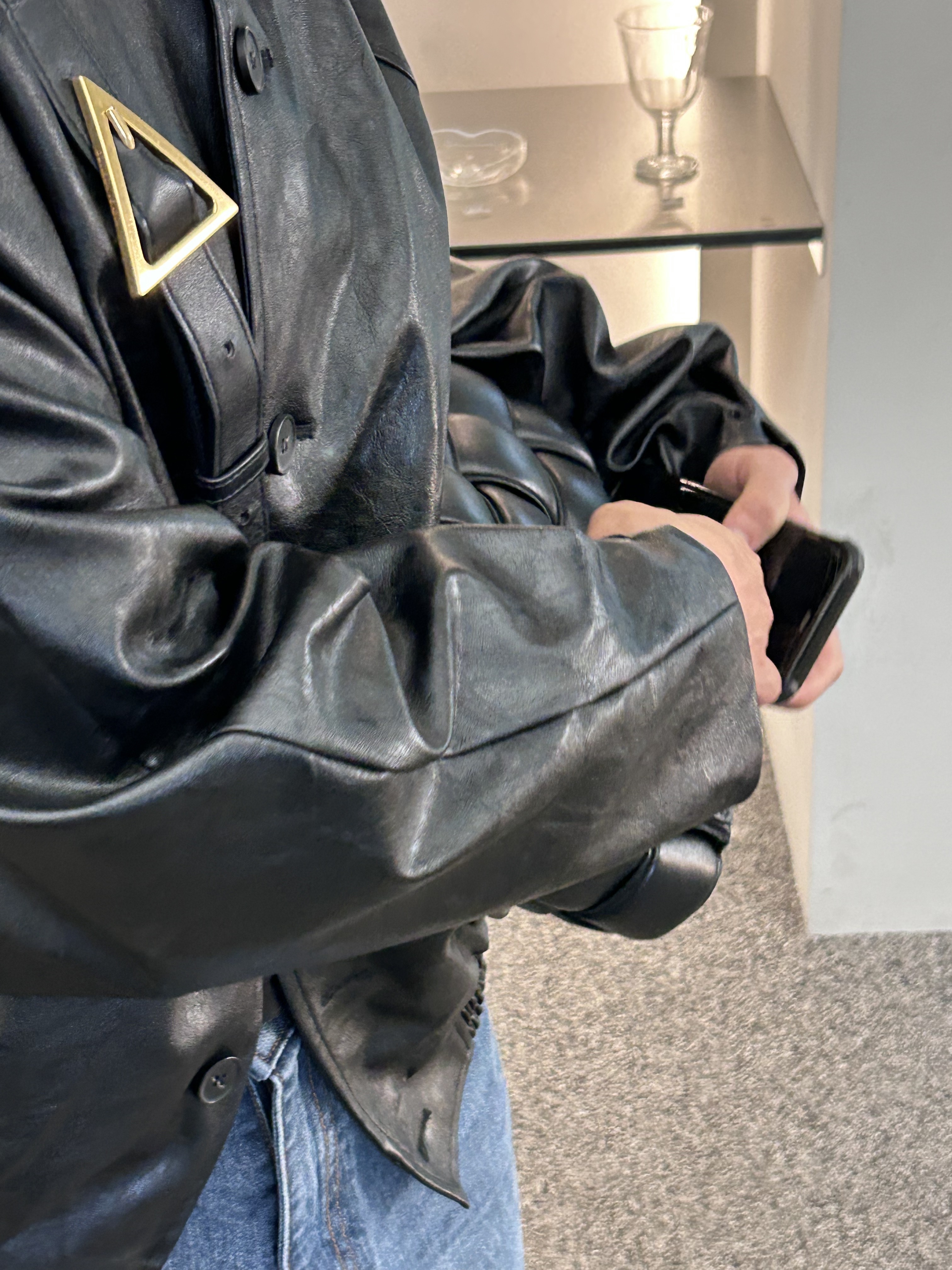 Bottega Veneta Padded Leather Cassette Black 착용 스타일 - 3