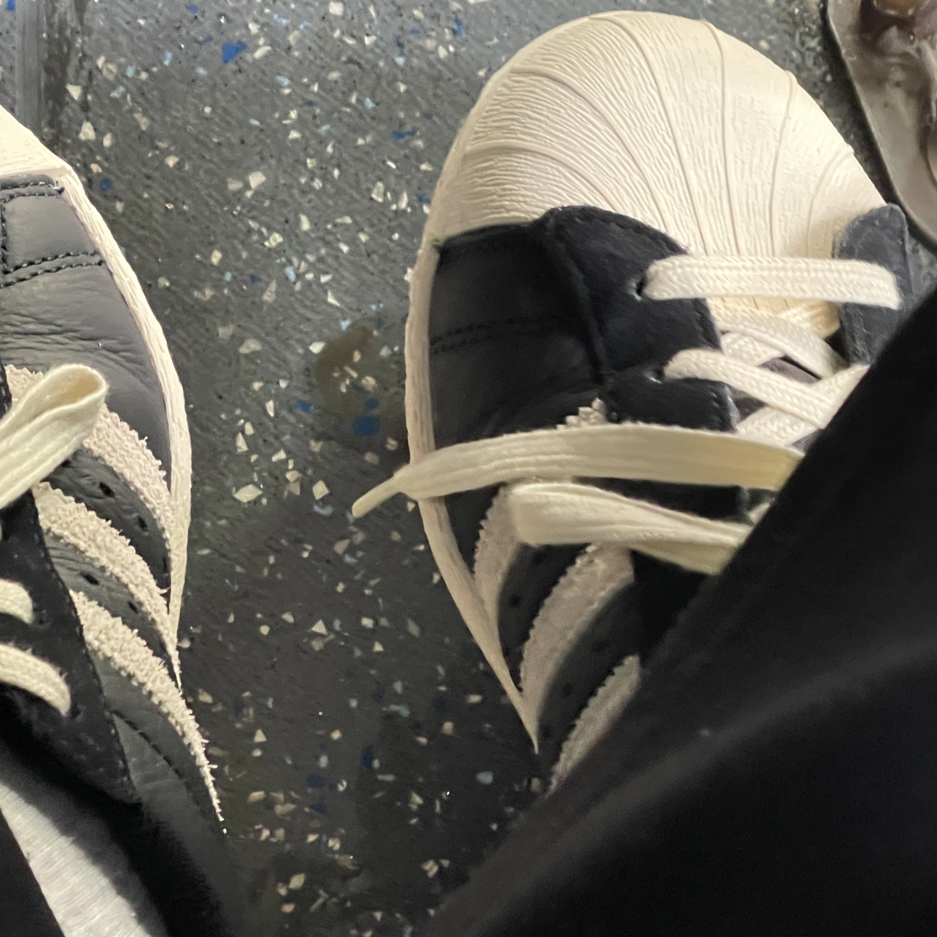 Adidas Superstar 82 Black White 착용 스타일 - 1