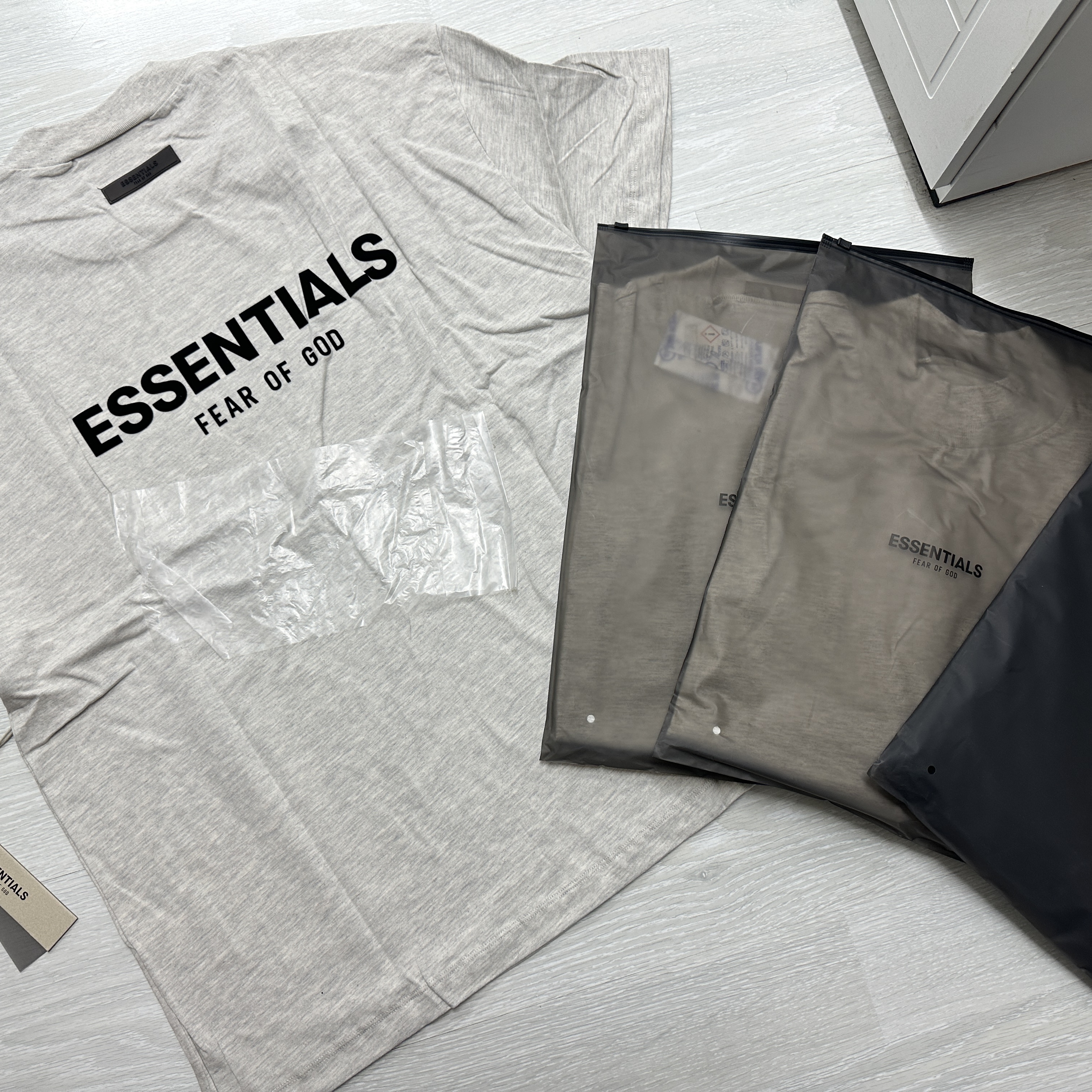 Essentials The Core Collection Long Sleeve T-Shirt Light Oatmeal, Essentials The Core Collection T-Shirt Light Oatmeal 착용 스타일