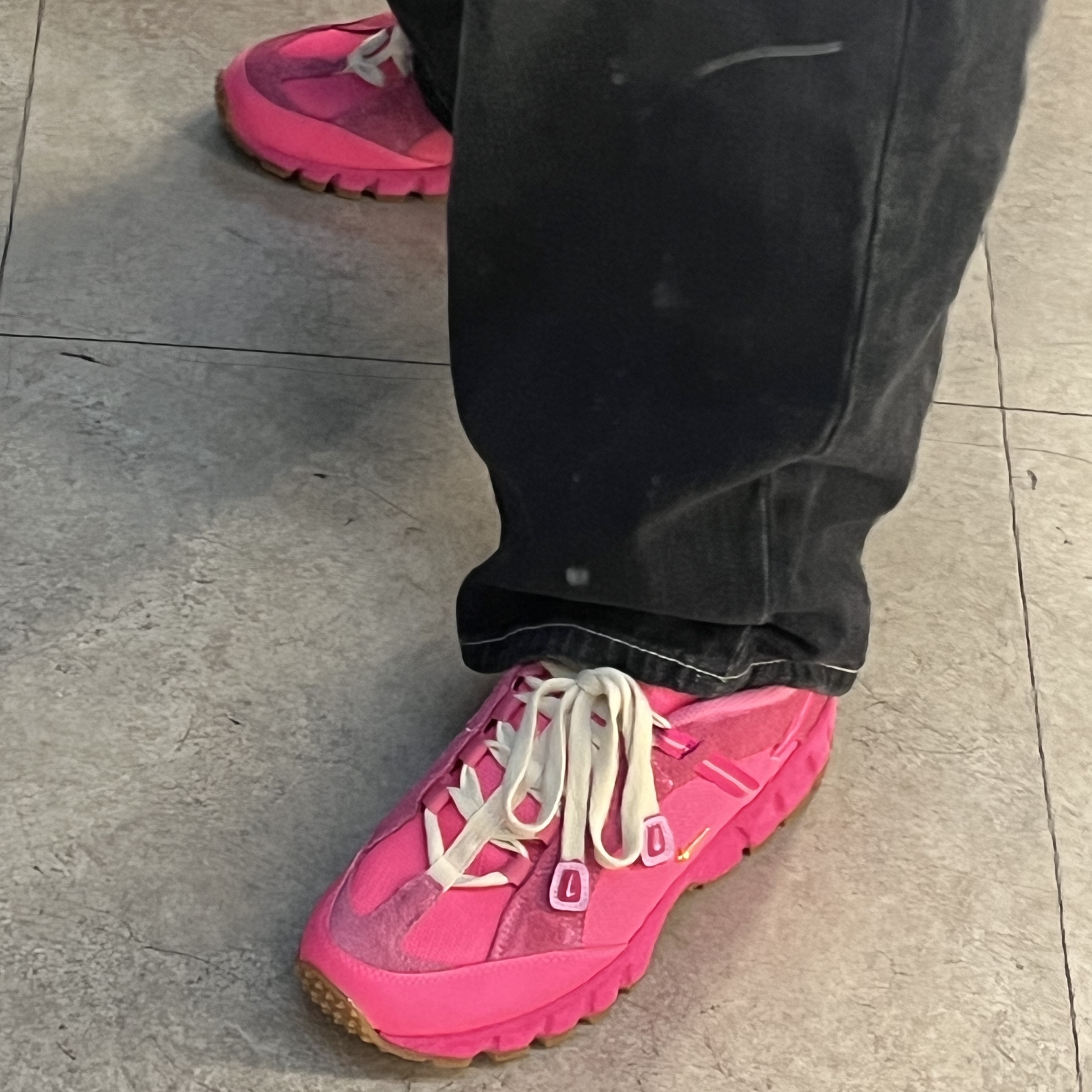 Nike x Jacquemus Air Humara LX Pink Flash 착용 스타일 - 2
