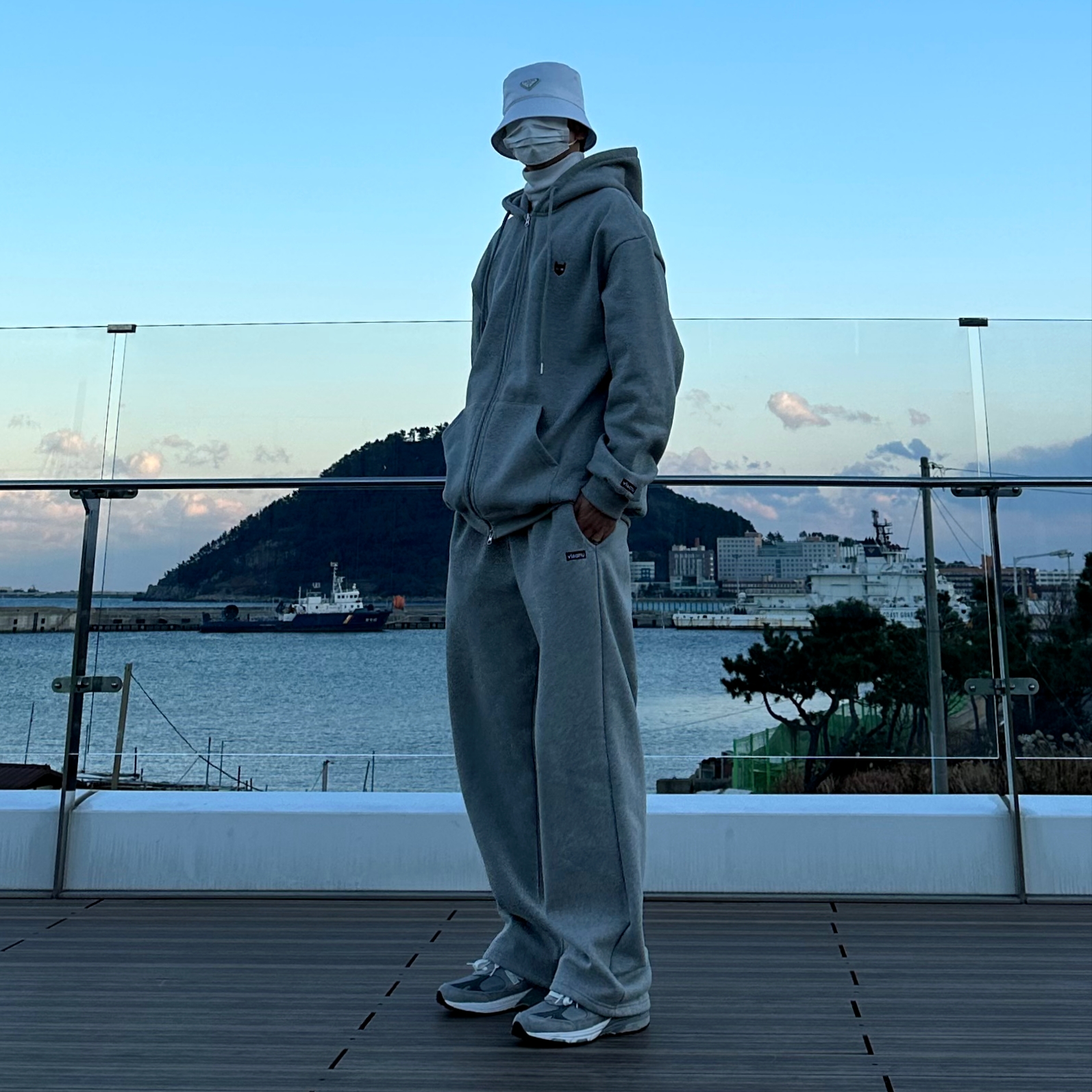 (W) Prada Re-Nylon Bucket Hat Celeste, (W) New Balance 993 Made in USA Grey - B Standard 착용 스타일 - 2