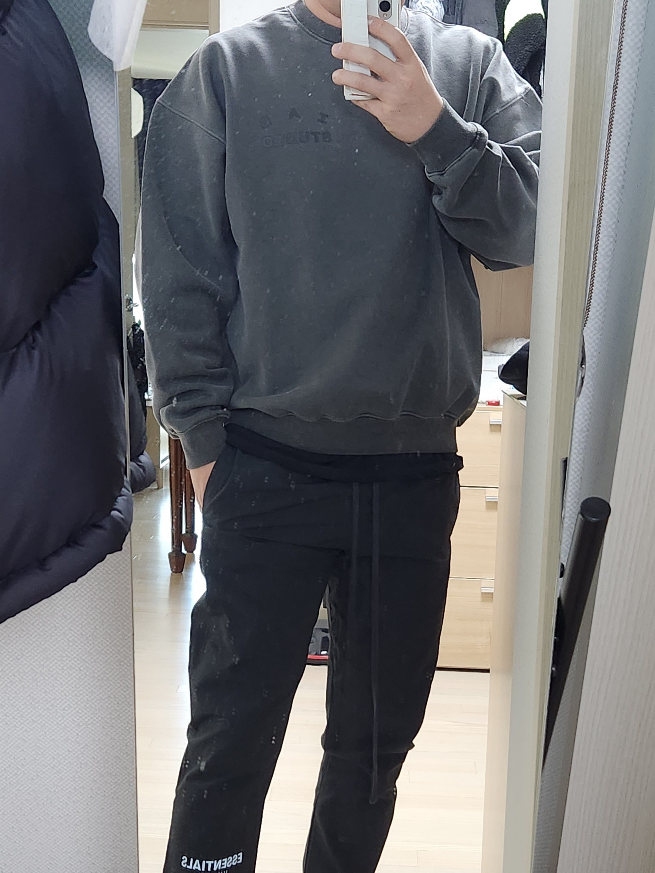 IAB Studio Pigment Sweatshirt & Mini Bag Black, Essentials Track Pants Black - 20FW 착용 스타일 - 1