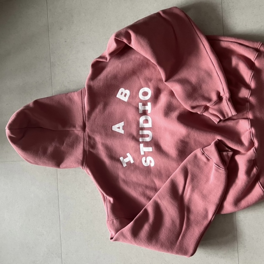 IAB Studio Pigment Hoodie & Sack Coral 착용 스타일