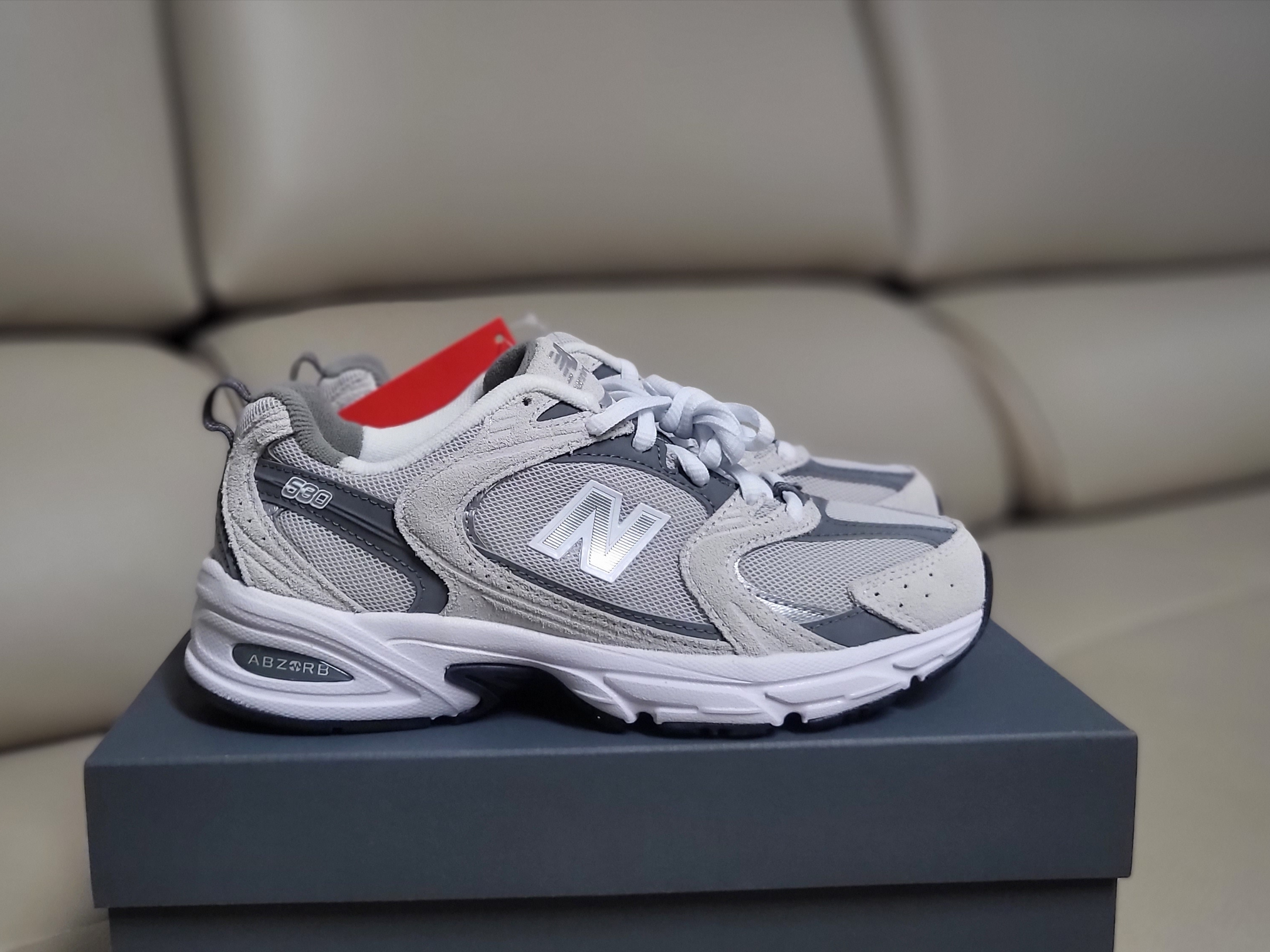 New Balance 530 Classic Grey 착용 스타일