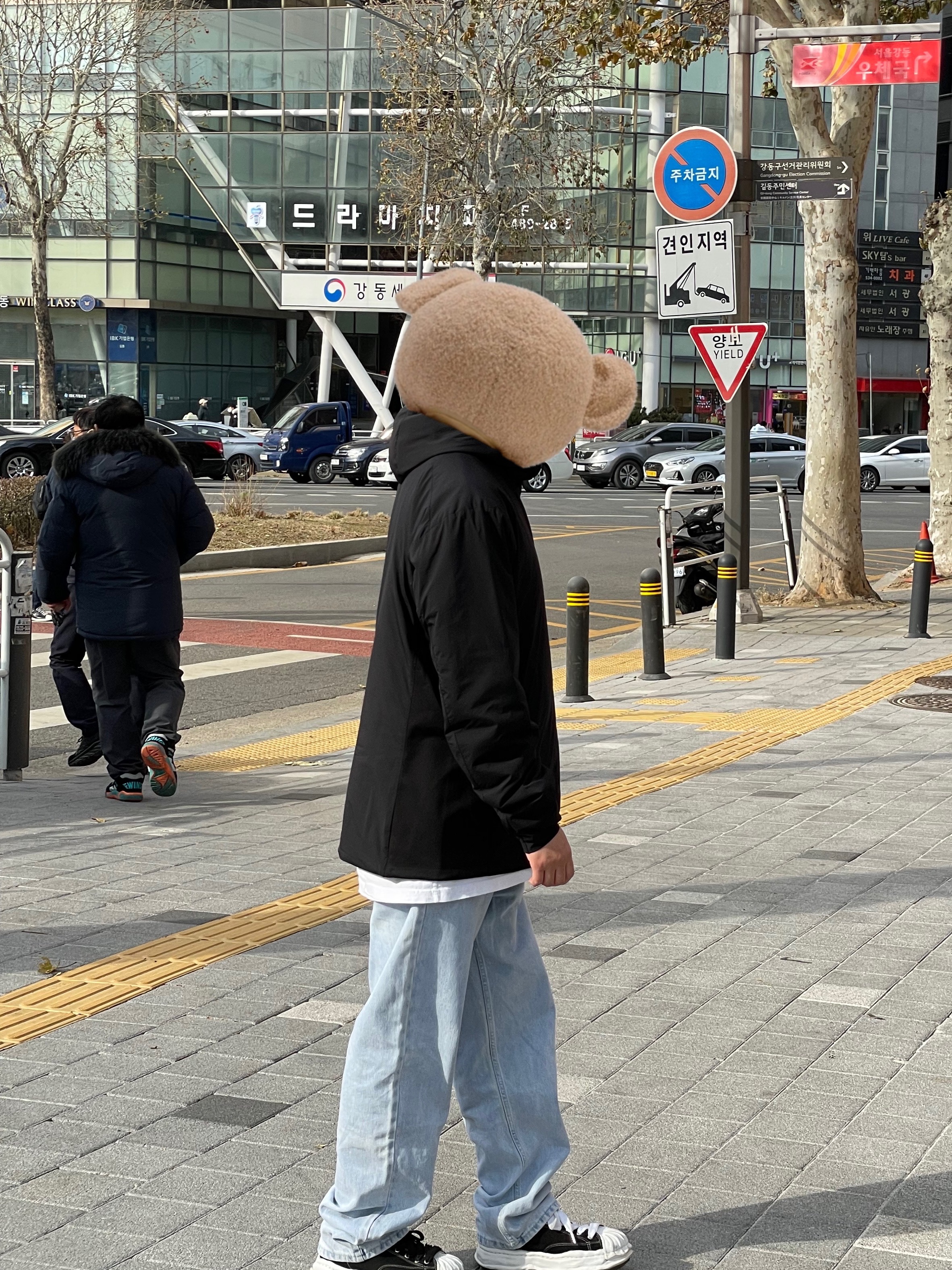 Maison Mihara Yasuhiro Blakey OG Sole Canvas Low-top Sneakers Black, Arc'teryx Atom LT Hoody Black 착용 스타일 - 2
