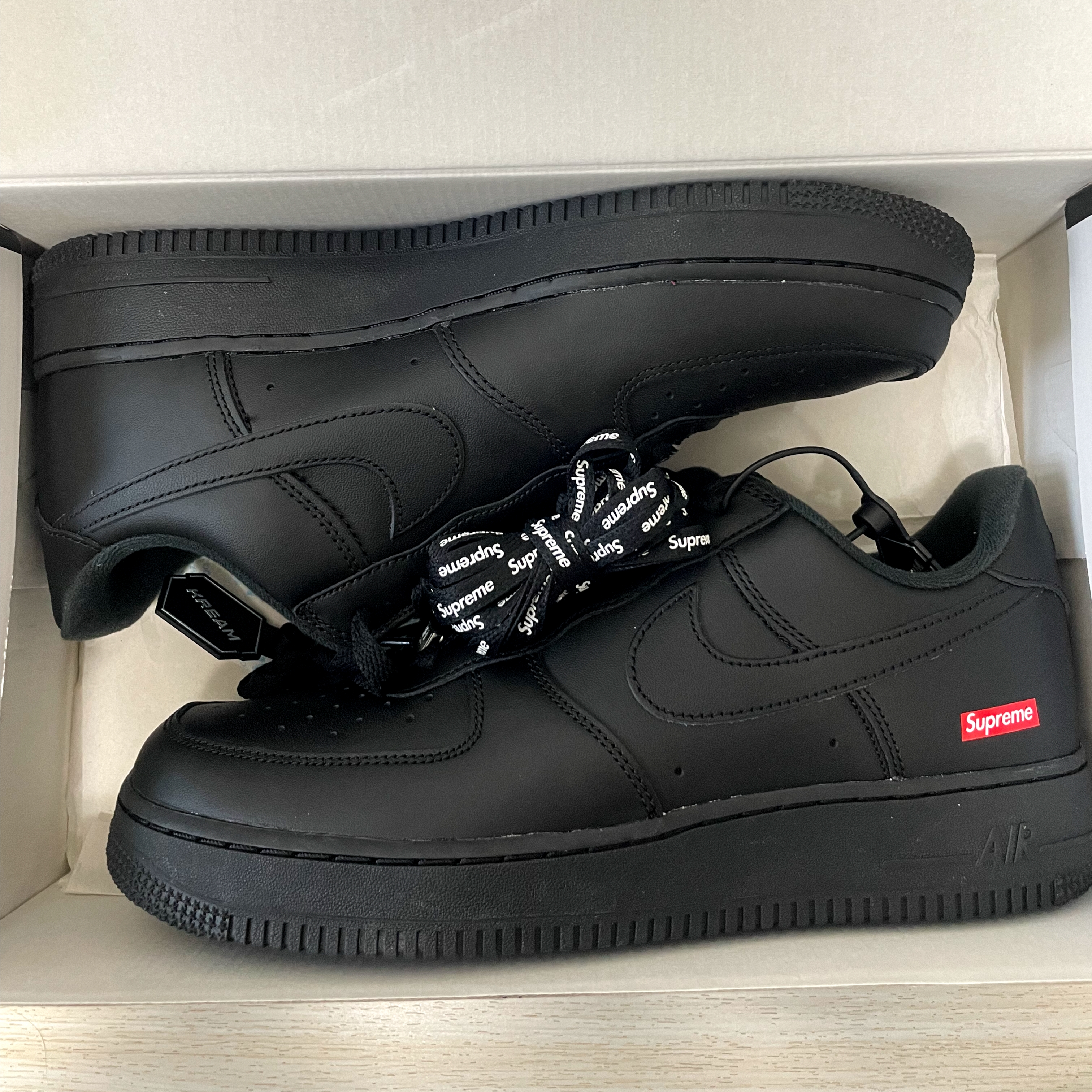 Nike x Supreme Air Force 1 Low Black 착용 스타일 - 1