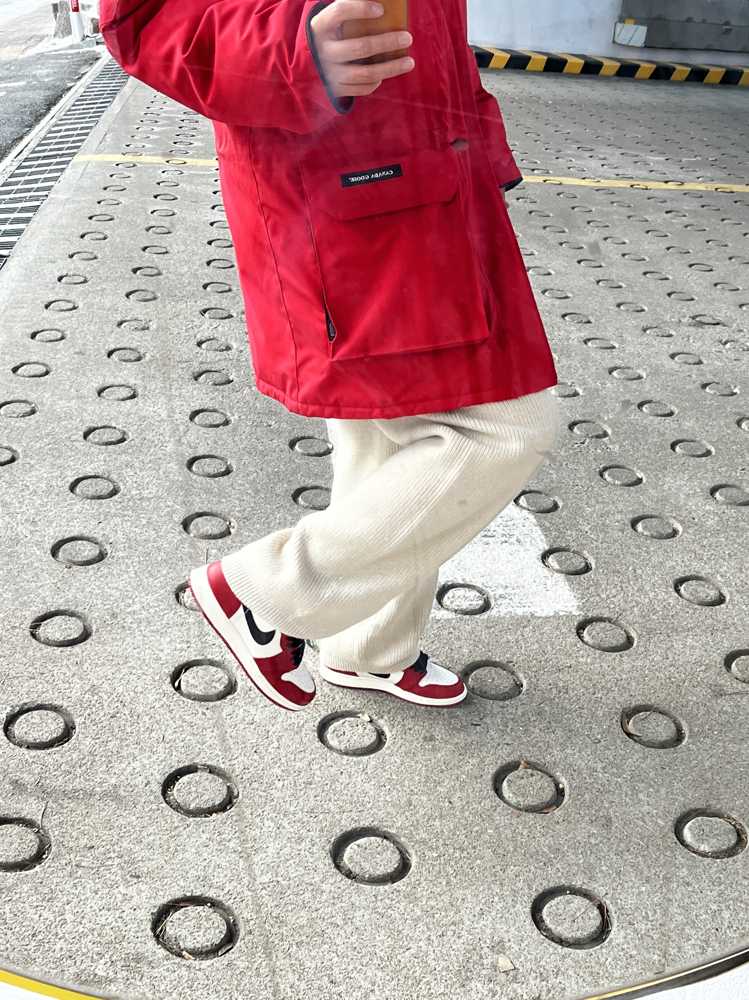 (GS) Jordan 1 Retro High OG Chicago 2022, Canada Goose Expedition Parka Red 착용 스타일