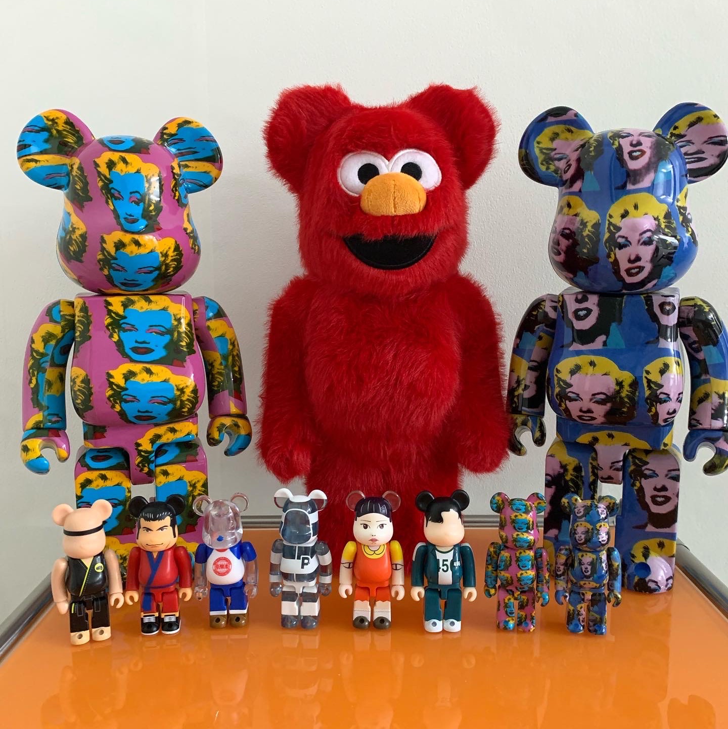Bearbrick Sesame Street Elmo Costume Ver. 2 400%, Bearbrick Andy Warhol Marilyn Monroe 100% & 400% Set 착용 스타일