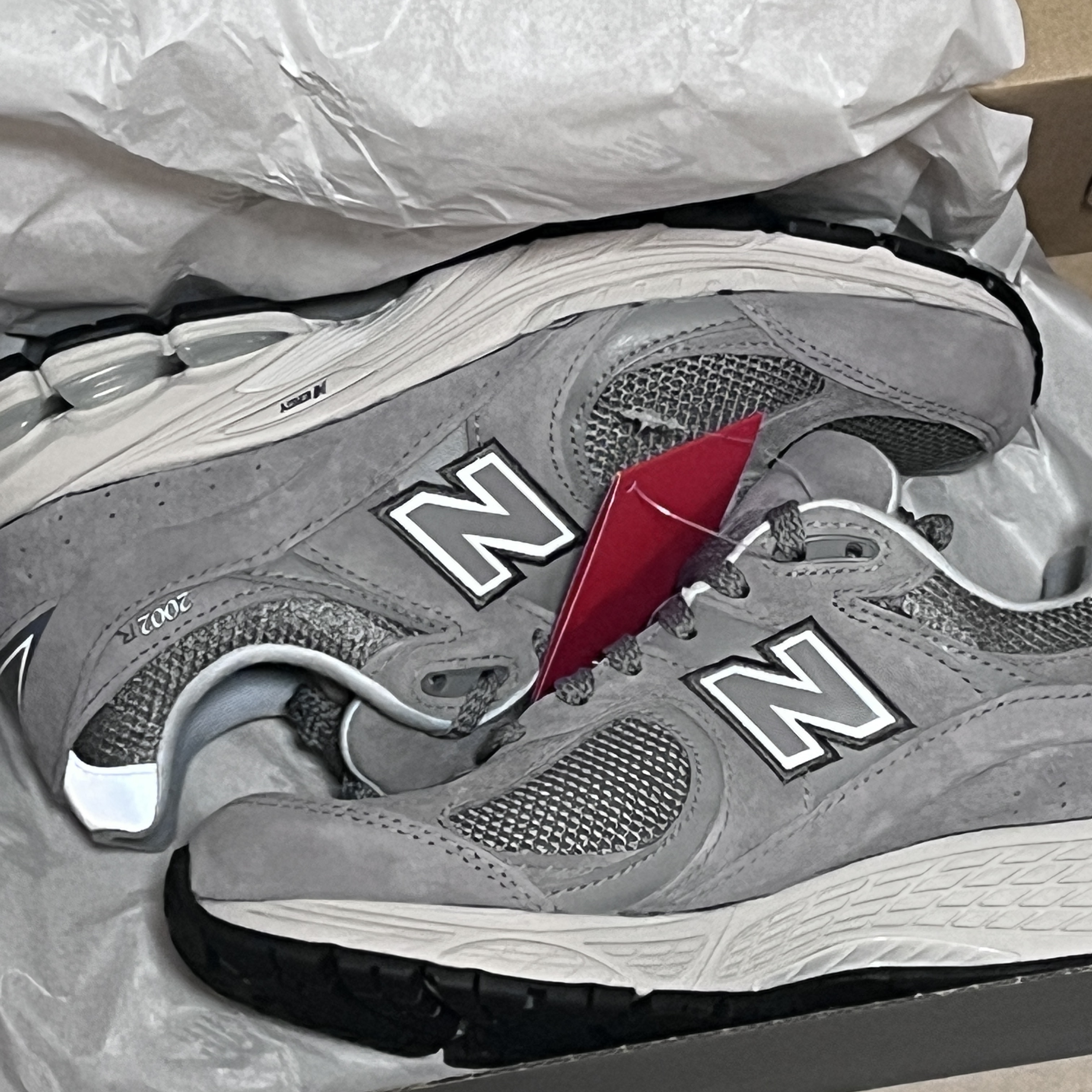 New Balance 2002R Grey 착용 스타일