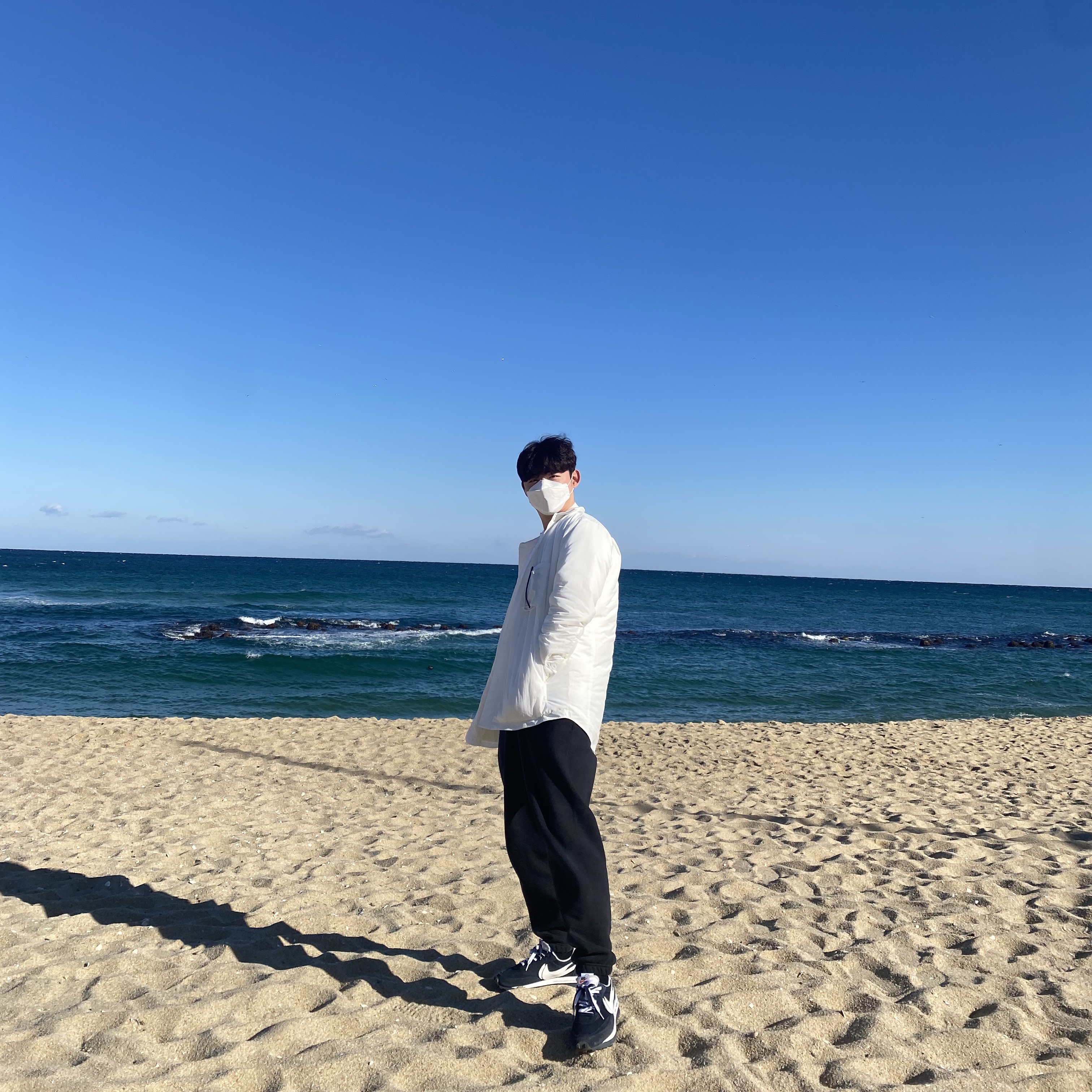 Nike NRG Solo Swoosh Fleece Pants Black White - Asia, Nike x Sacai x Fragment LDWaffle Blackened Blue 착용 스타일