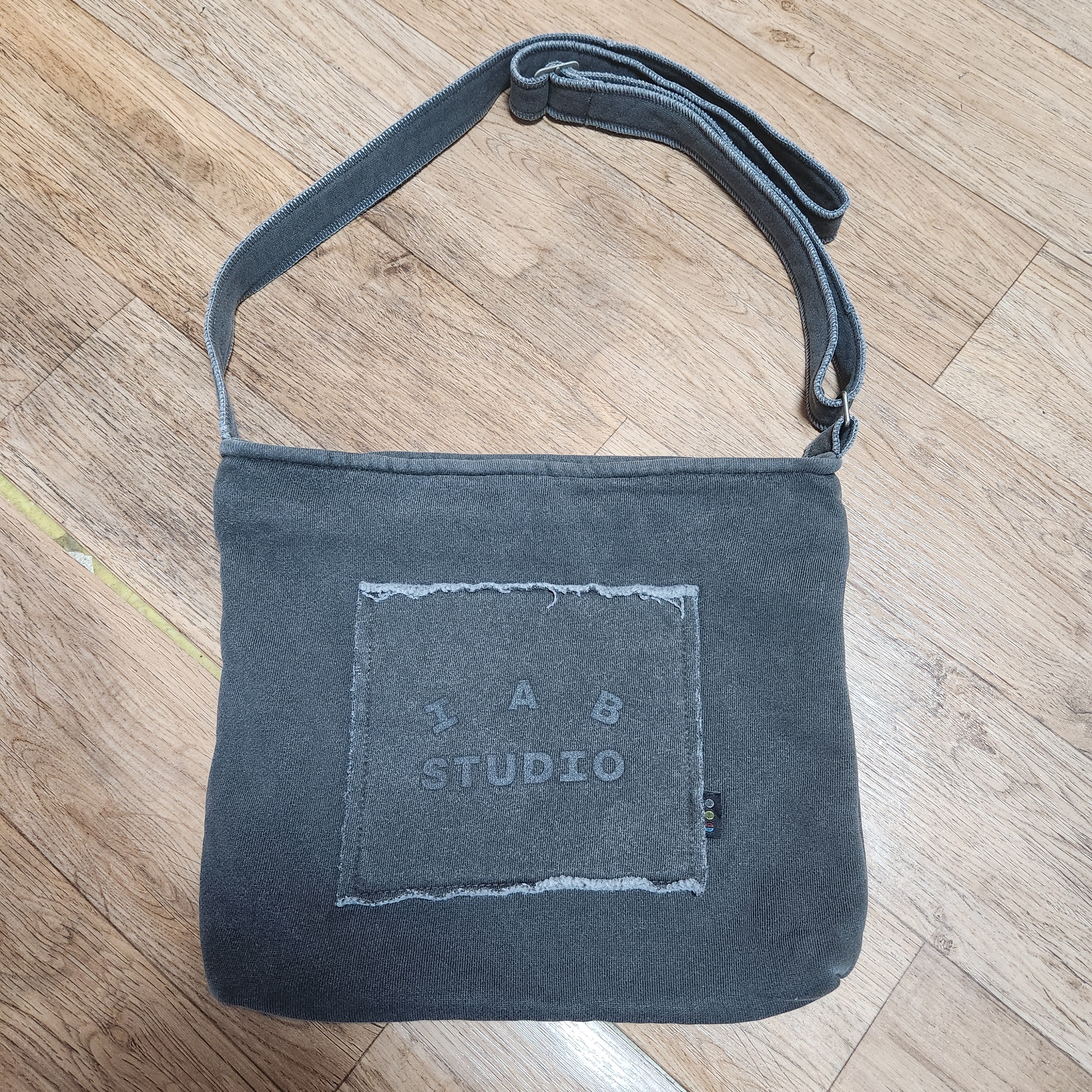 IAB Studio Pigment Sweatshirt & Mini Bag Black 착용 스타일 - 4