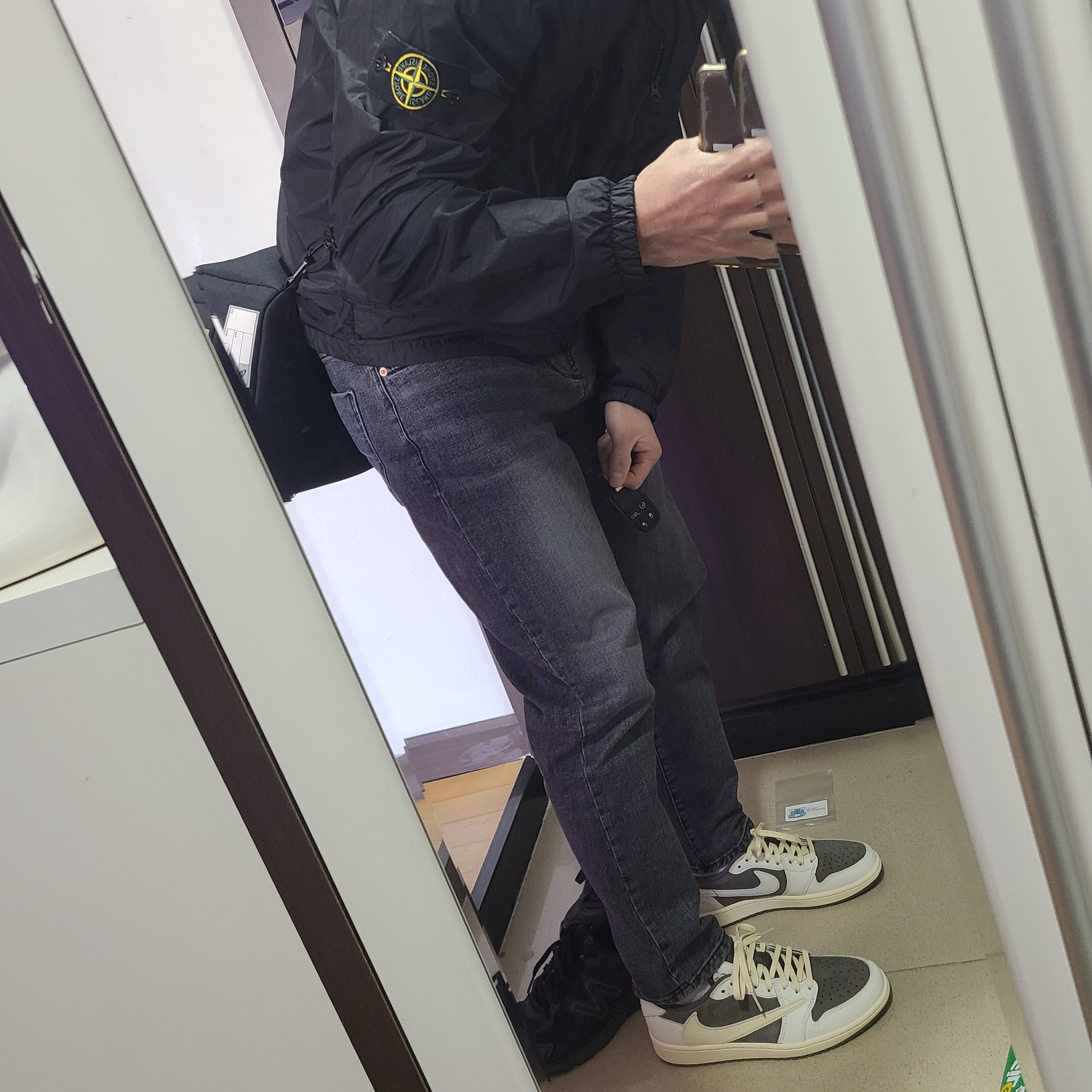 Jordan 1 x Travis Scott Retro Low OG SP Sail and Ridgerock, Stone Island 10523 Garment Dyed Crinkle Reps Overshirt Black - 21FW 착용 스타일 - 1