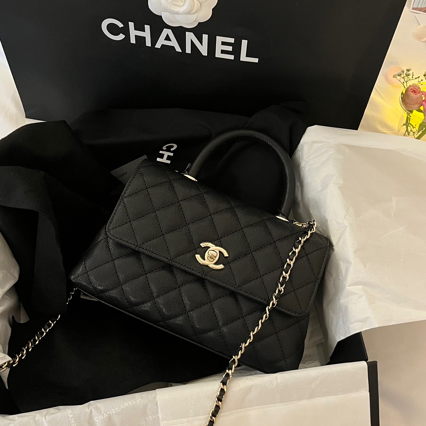 Chanel Flap Bag with Top Handle Grained Calfskin & Gold Black 착용 스타일
