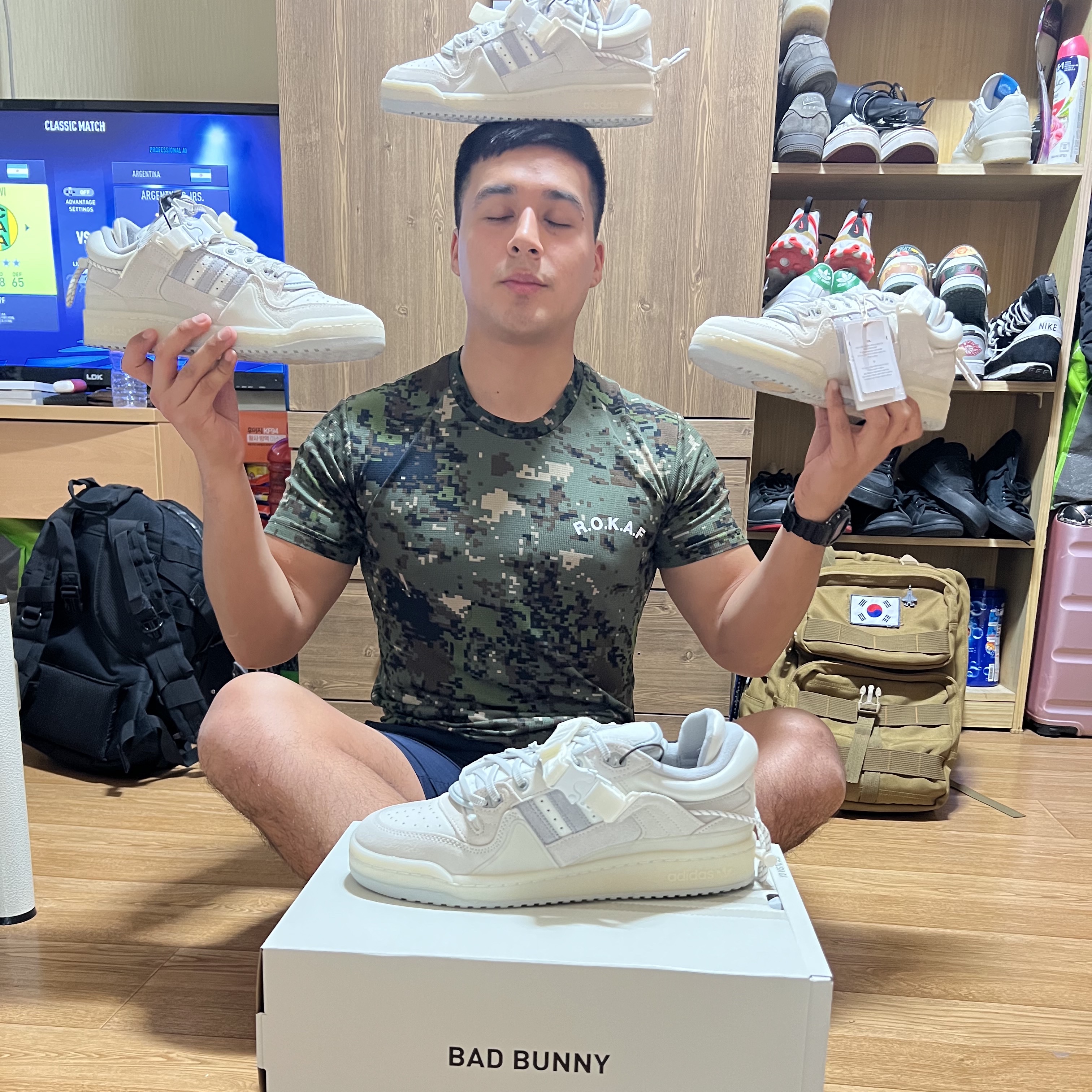 Adidas x Bad Bunny Forum Low Cloud White Clear Onix 착용 스타일 - 2