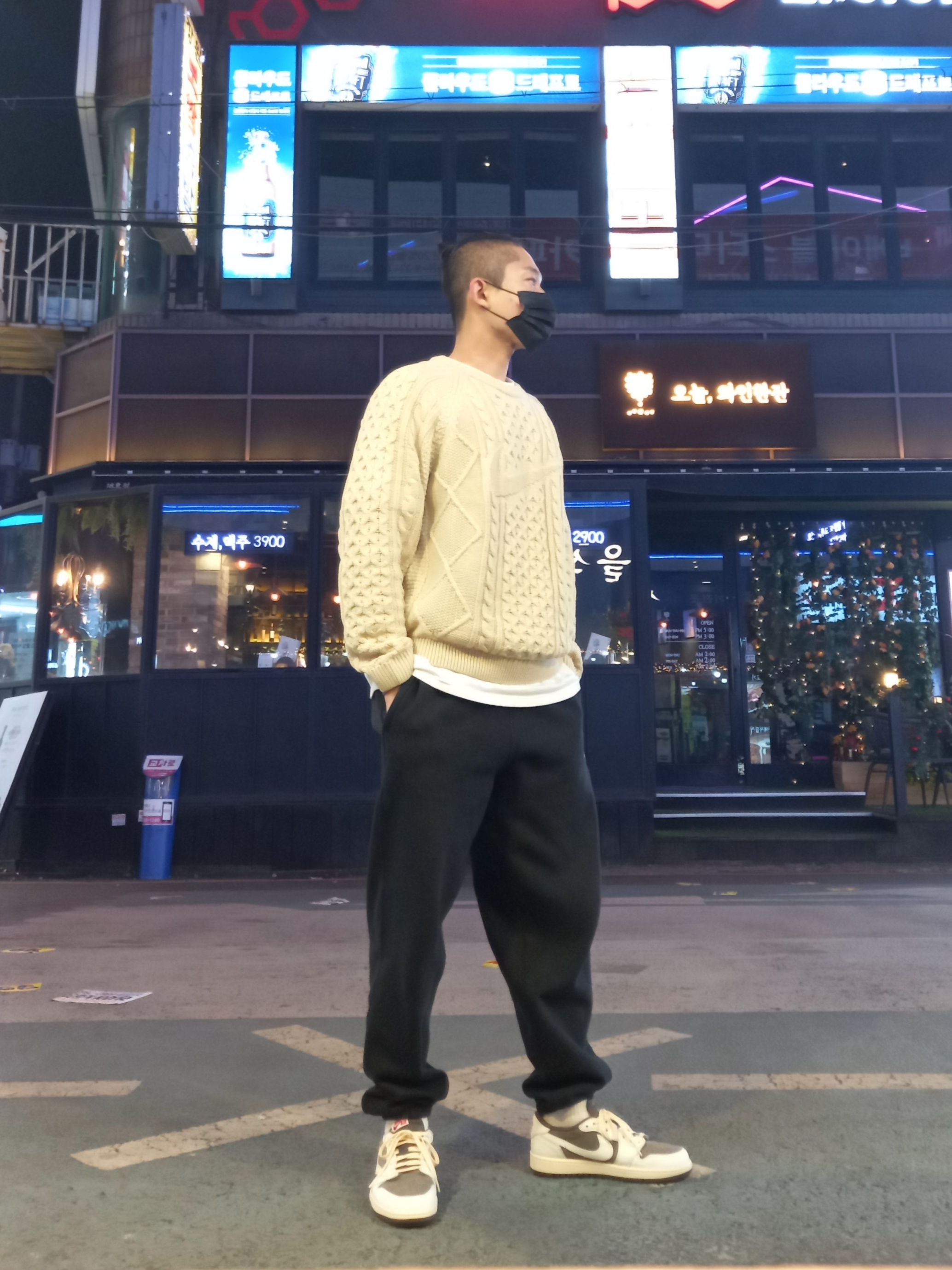 Nike Cable Knit LS Sweater Rattan - Asia, Stussy Basic Stussy T-Shirt White 2022 착용 스타일 - 1