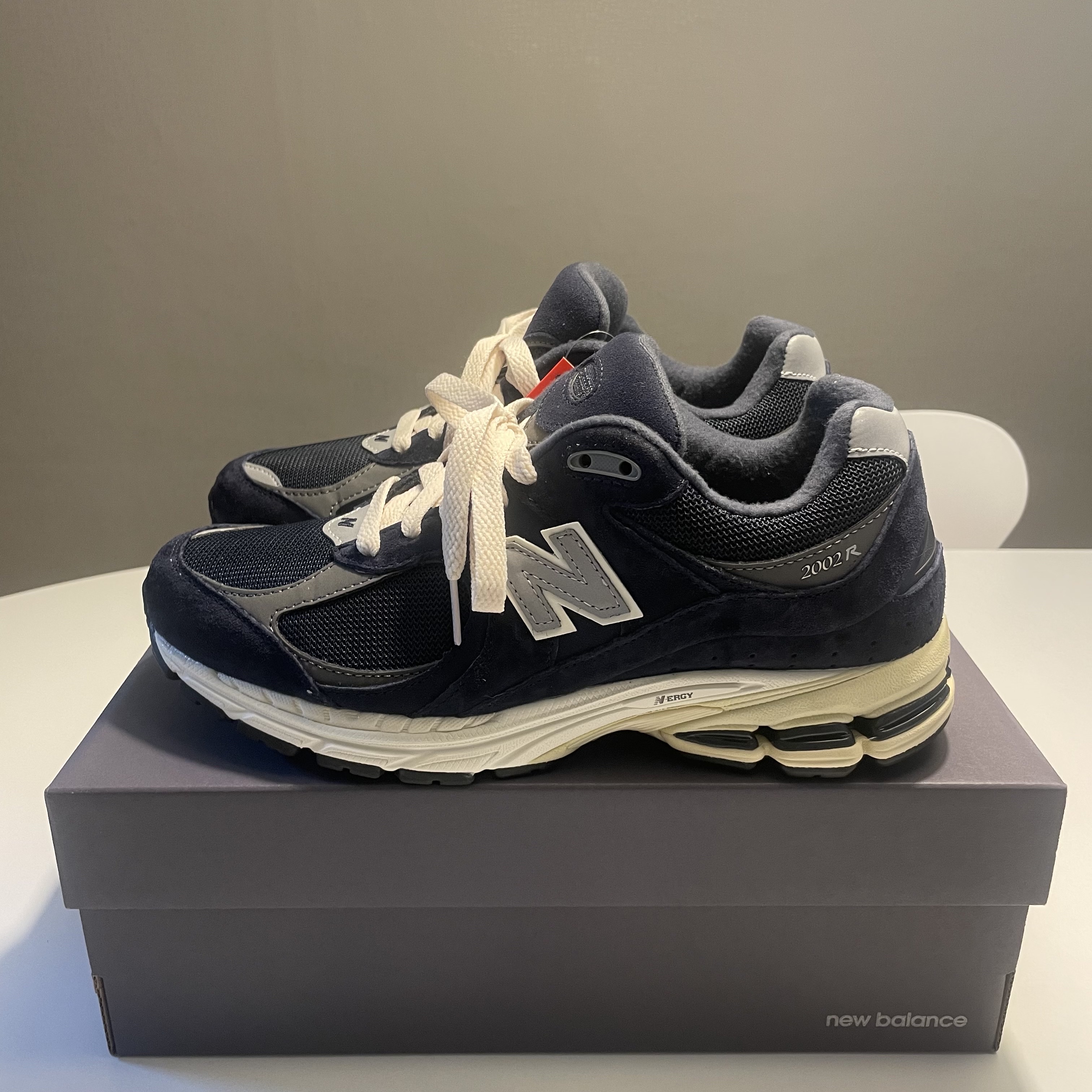 New Balance 2002R Eclipse Castlerock 착용 스타일 - 5