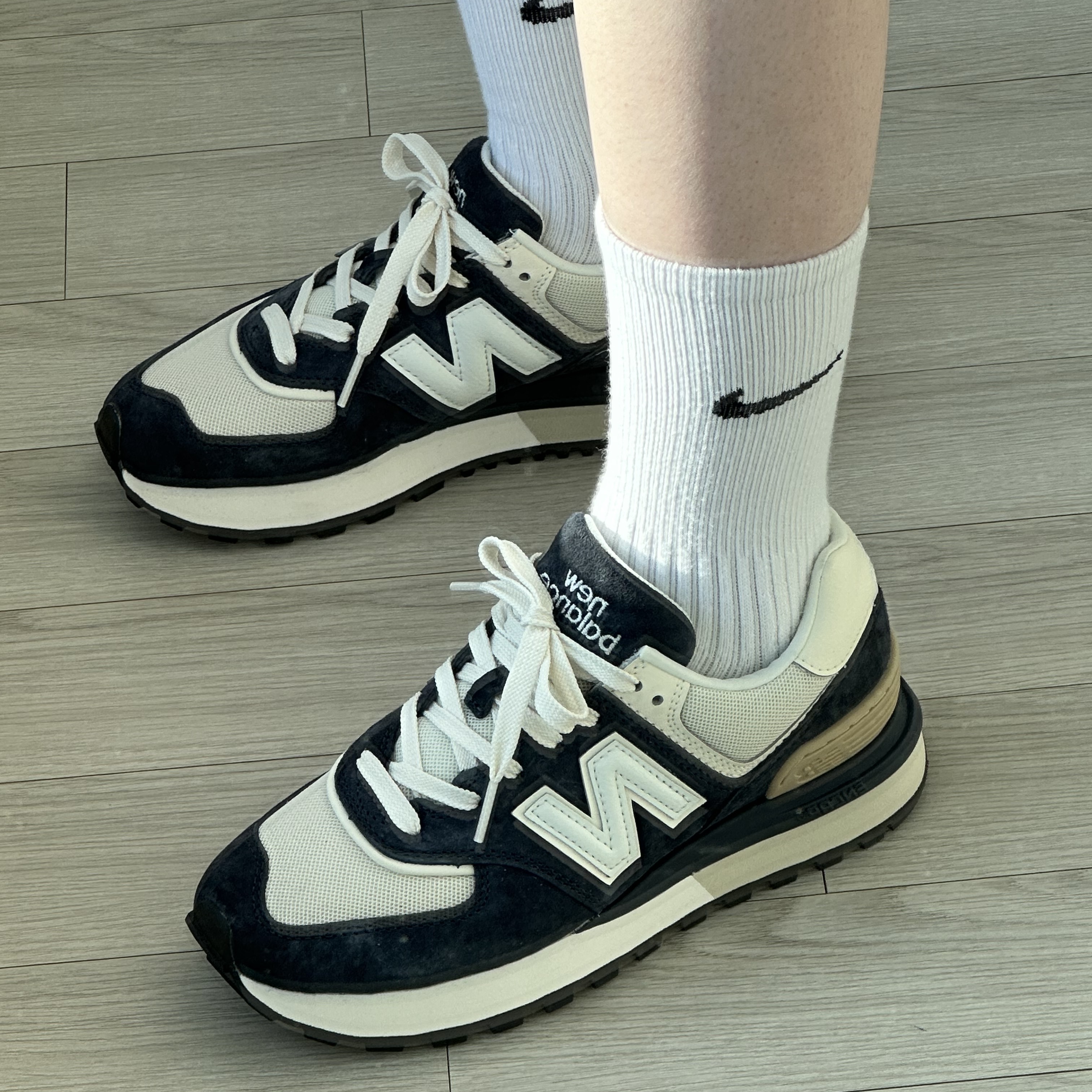 New Balance 574 Legacy Navy Blue 착용 스타일