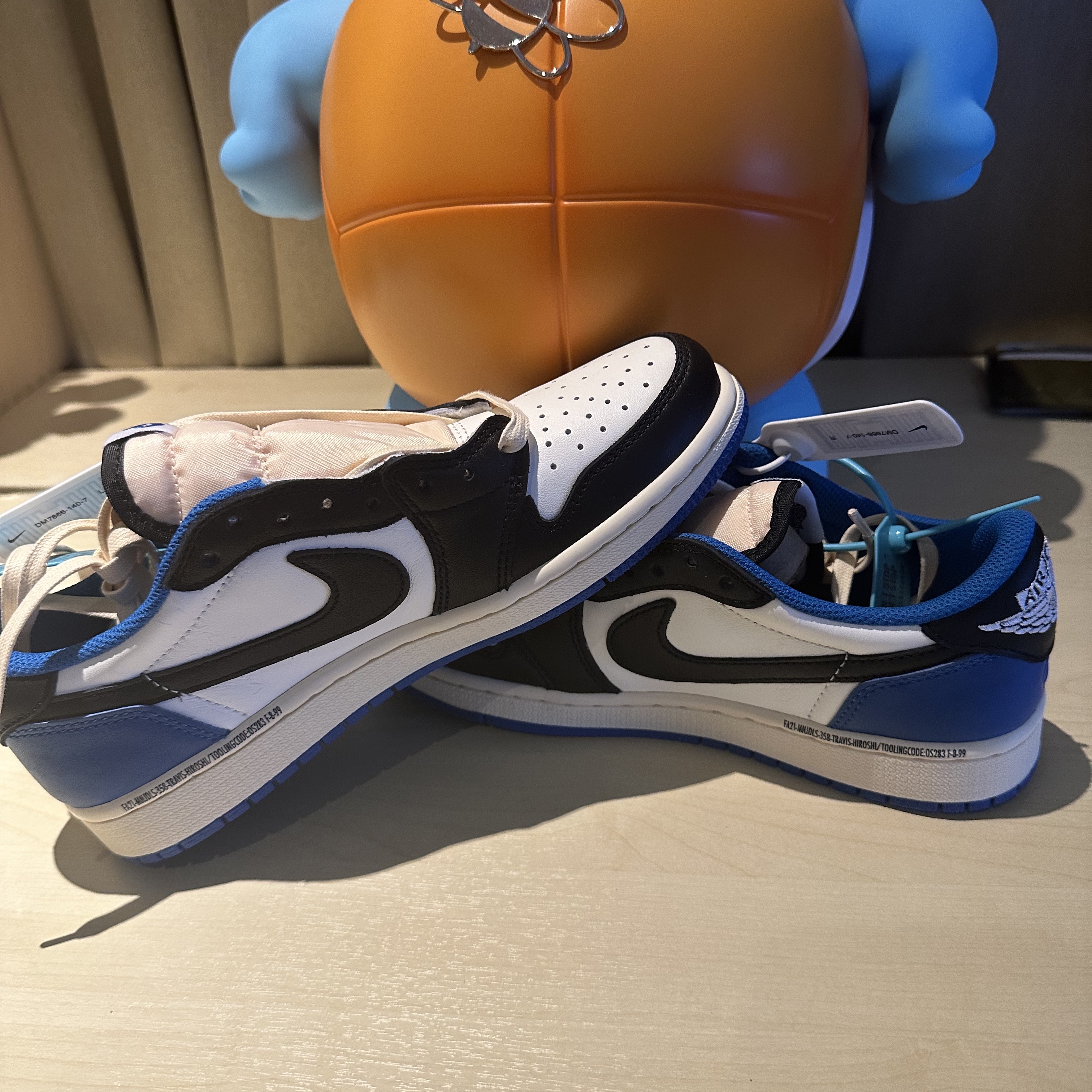Jordan 1 x Travis Scott x Fragment Retro Low OG SP Military Blue 착용 스타일 - 1