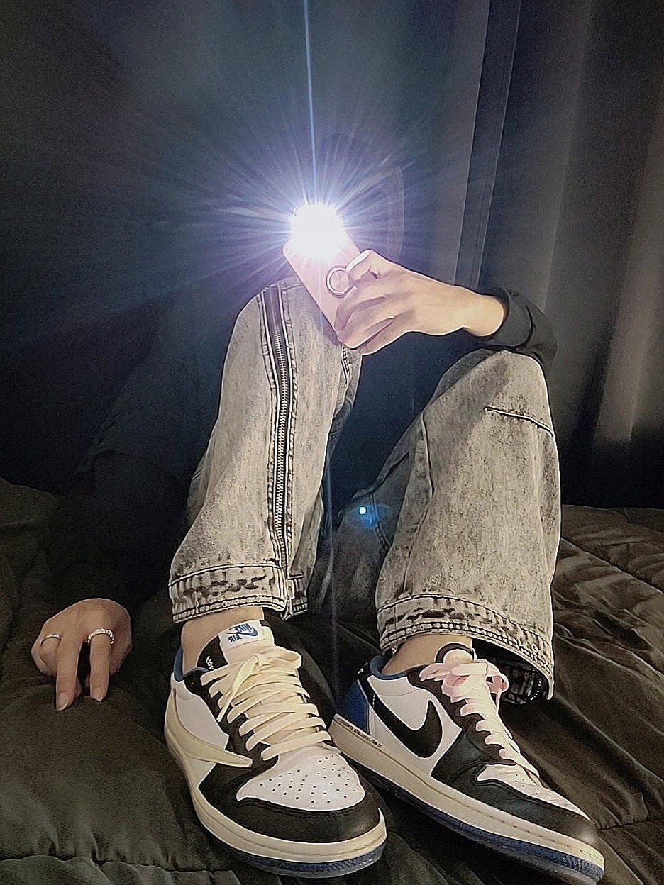 Jordan 1 x Travis Scott x Fragment Retro Low OG SP Military Blue 착용 스타일