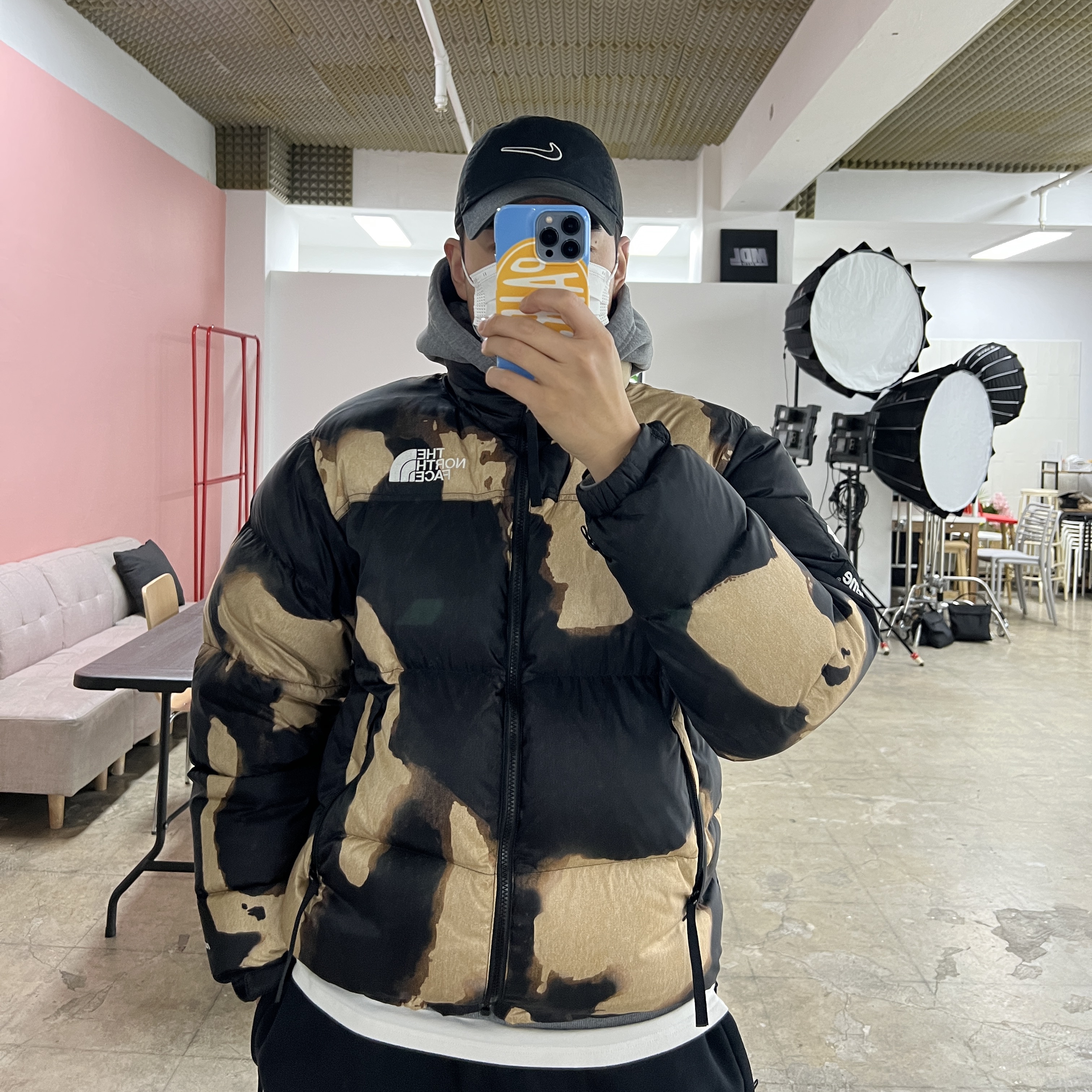 Nike x Stussy NRG RA Washed Fleece Pants Black (DN4030-010), Supreme x The North Face Bleached Denim Print Nuptse Jacket Black - 21FW 착용 스타일 - 2