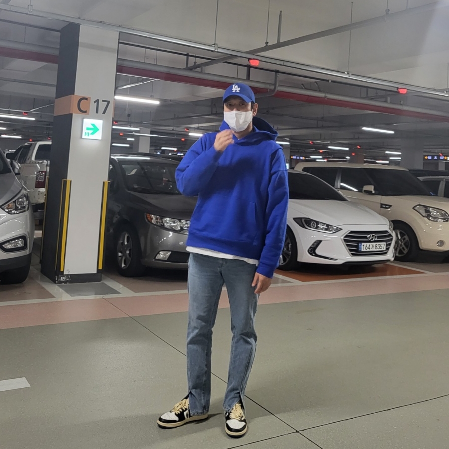 Jordan 1 x Travis Scott x Fragment Retro Low OG SP Military Blue 착용 스타일 - 1