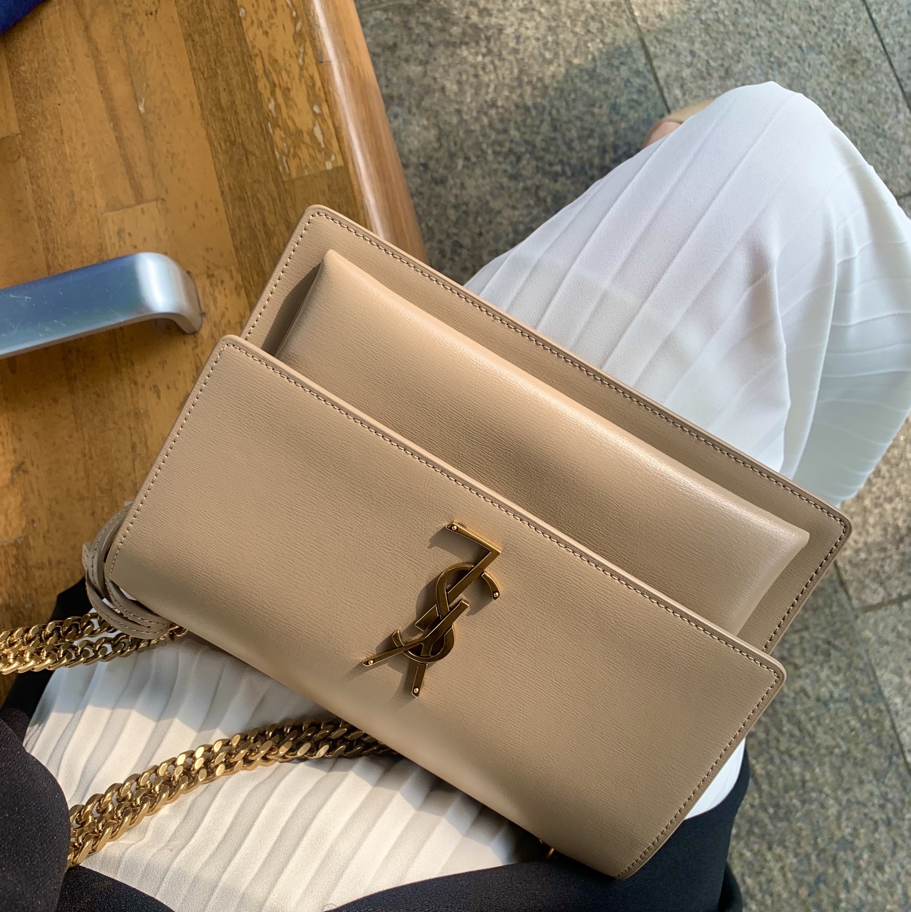 Saint Laurent Smooth Leather Sunset Medium Chain Bag Taupe 착용 스타일