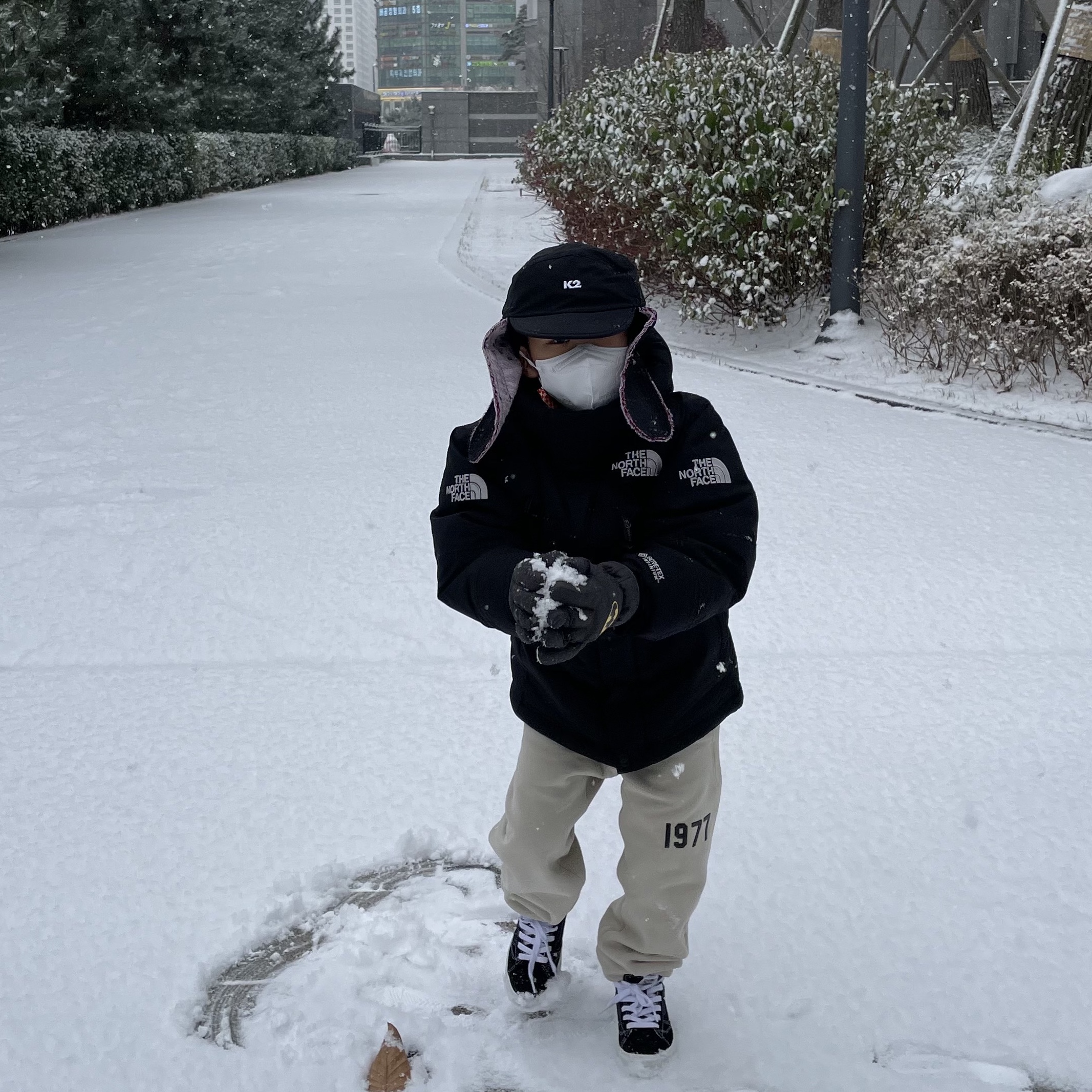 (Kids) Essentials 1977 Sweatpants Wheat - 22SS 착용 스타일