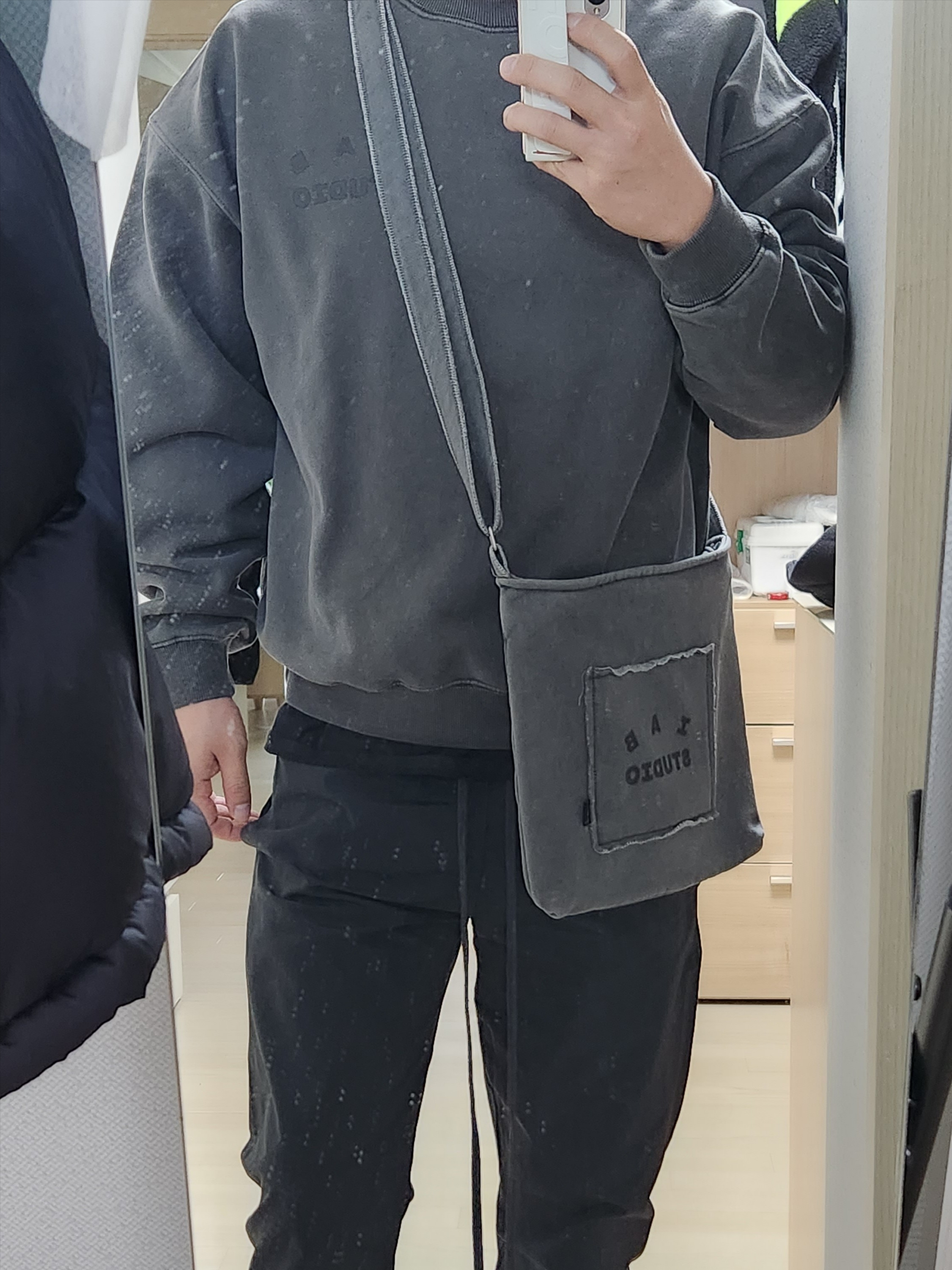 IAB Studio Pigment Sweatshirt & Mini Bag Black, Essentials Track Pants Black - 20FW 착용 스타일 - 2