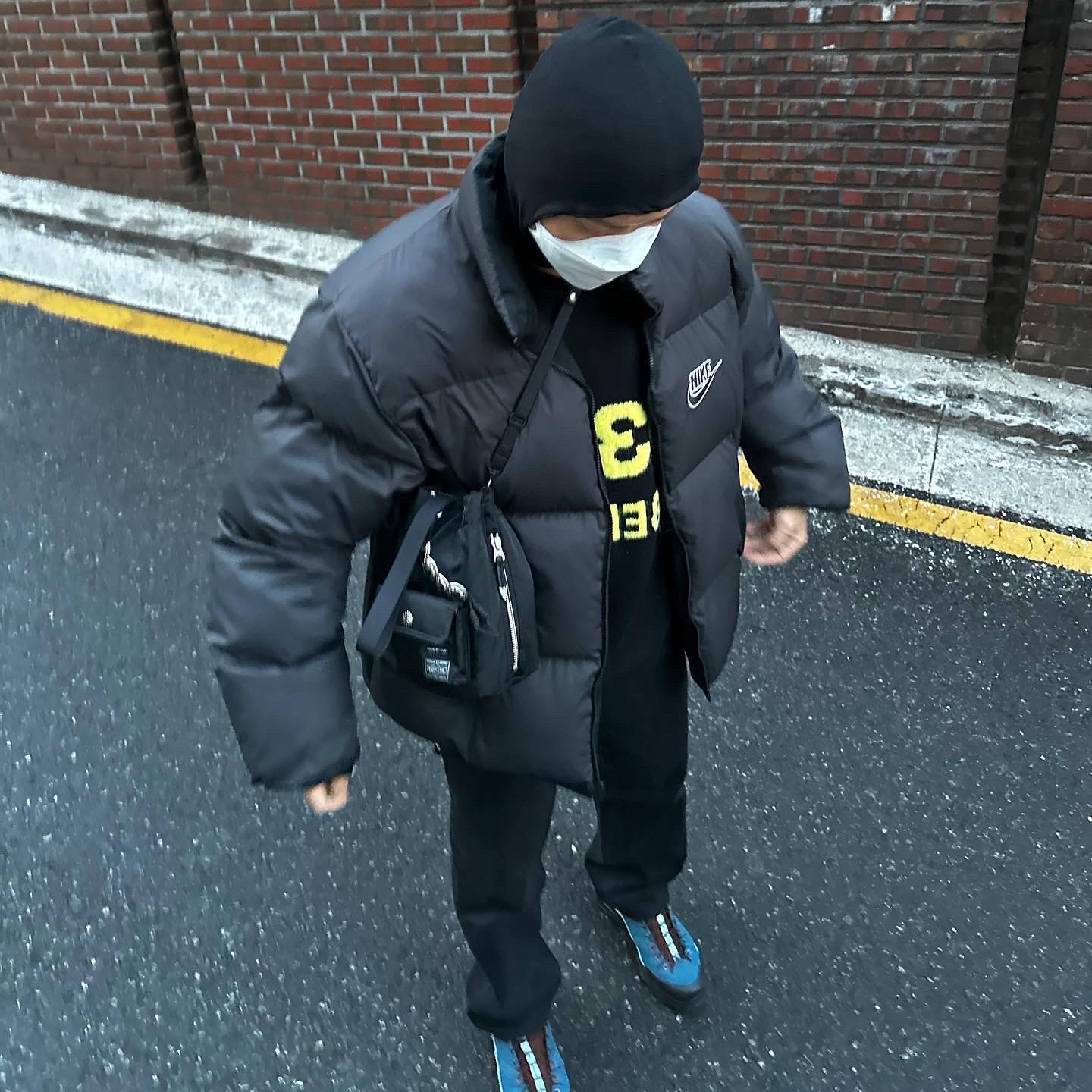 Supreme x Nike Reversible Puffy Jacket Black - 21SS, Salomon x The Broken Arm X-Desalpes GTX for TBA Blue 착용 스타일 - 3