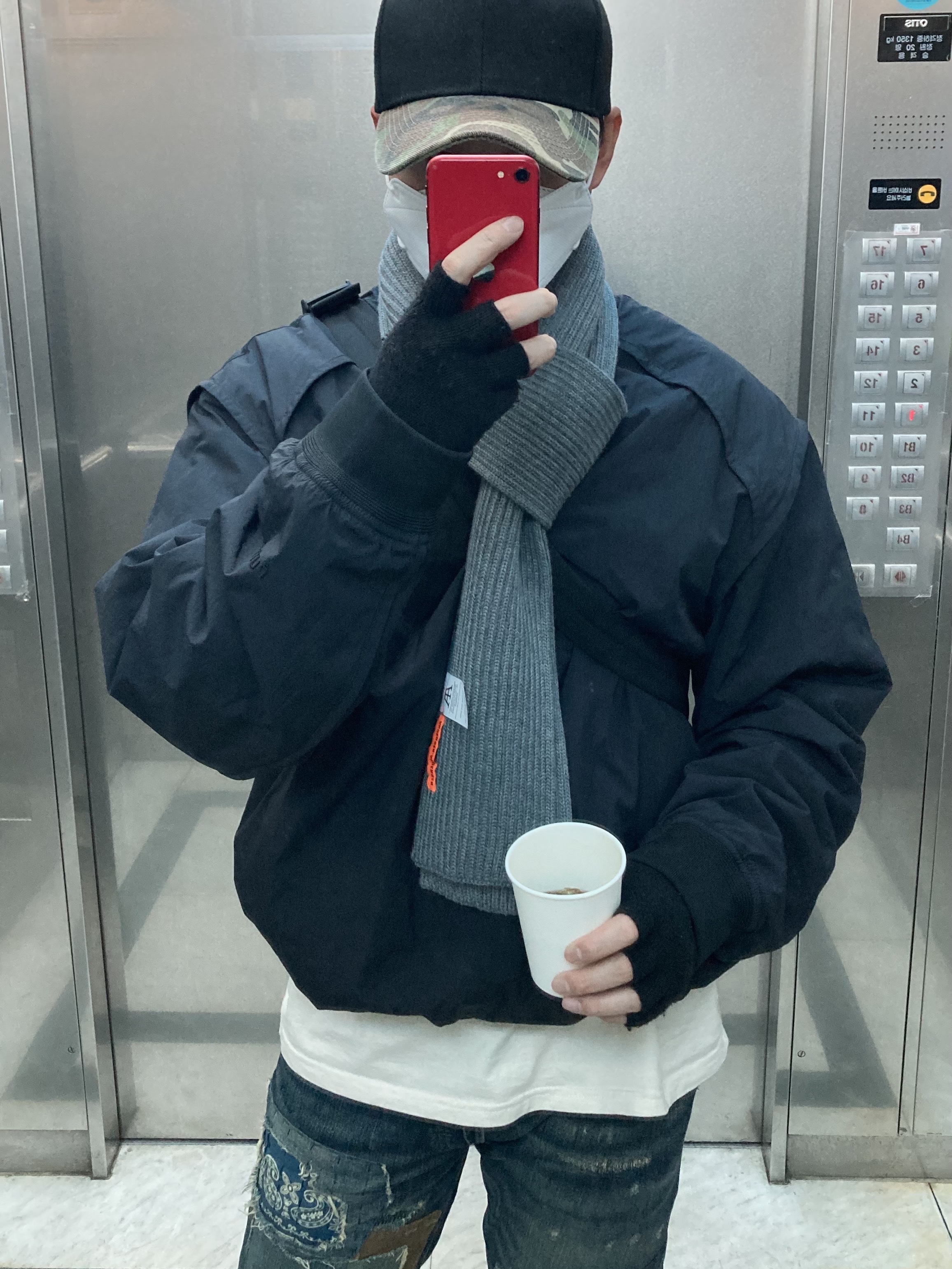 Andersen Andersen Scarf Grey, Adidas x Sean Wotherspoon Superstar Superearth Black 착용 스타일 - 2