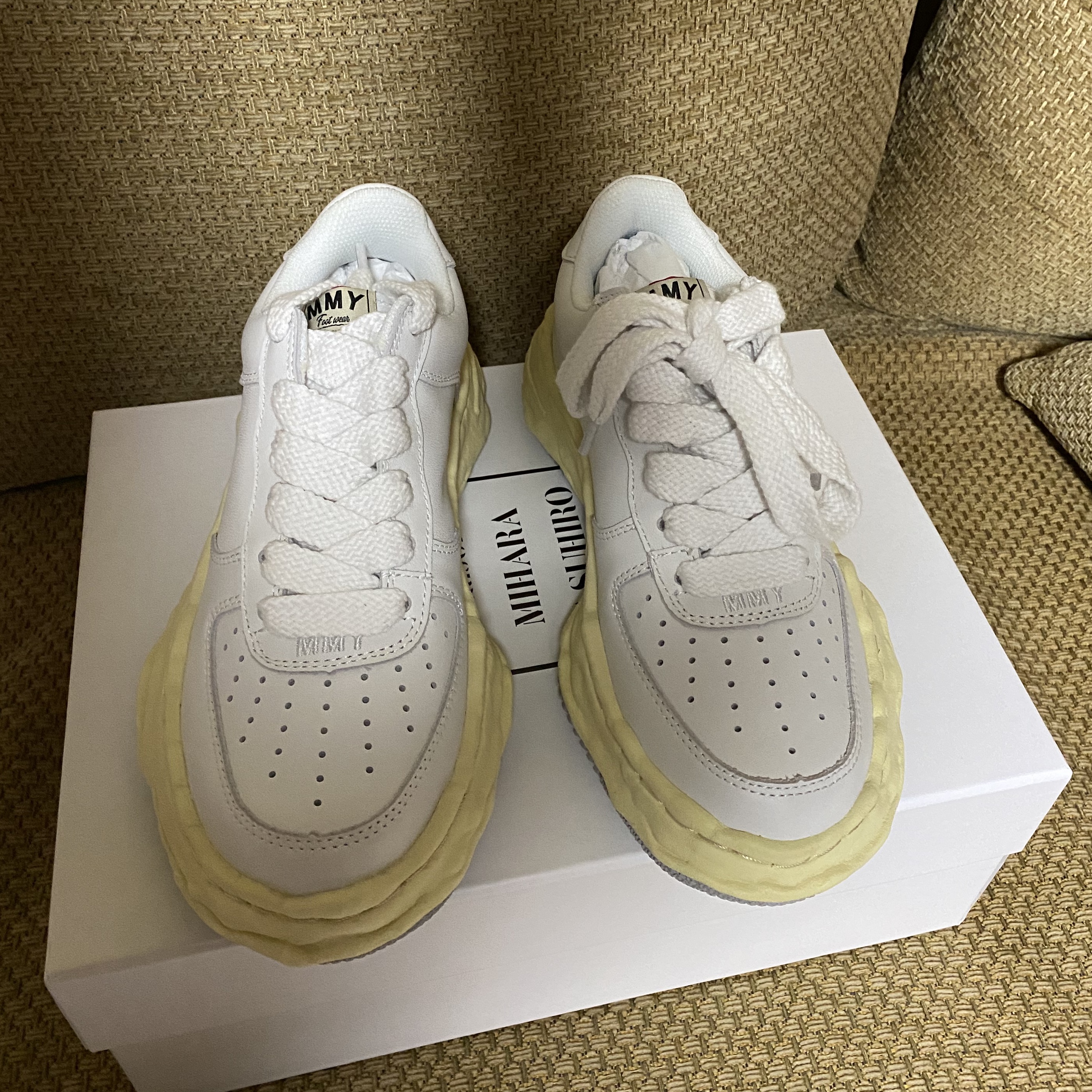 Maison Mihara Yasuhiro Wayne VL OG Sole Leather Low-top Sneakers White 착용 스타일 - 1