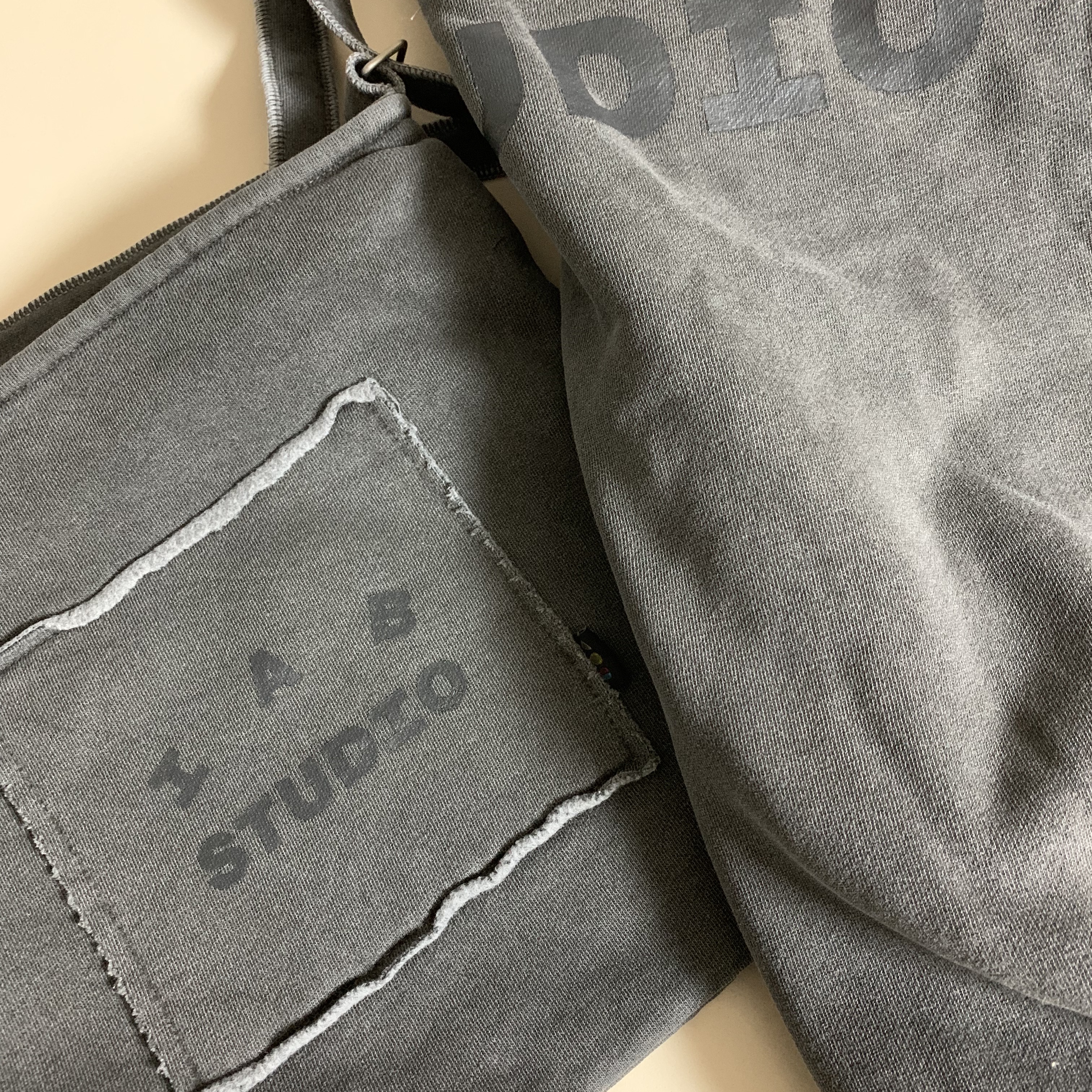IAB Studio Pigment Sweatshirt & Mini Bag Black 착용 스타일