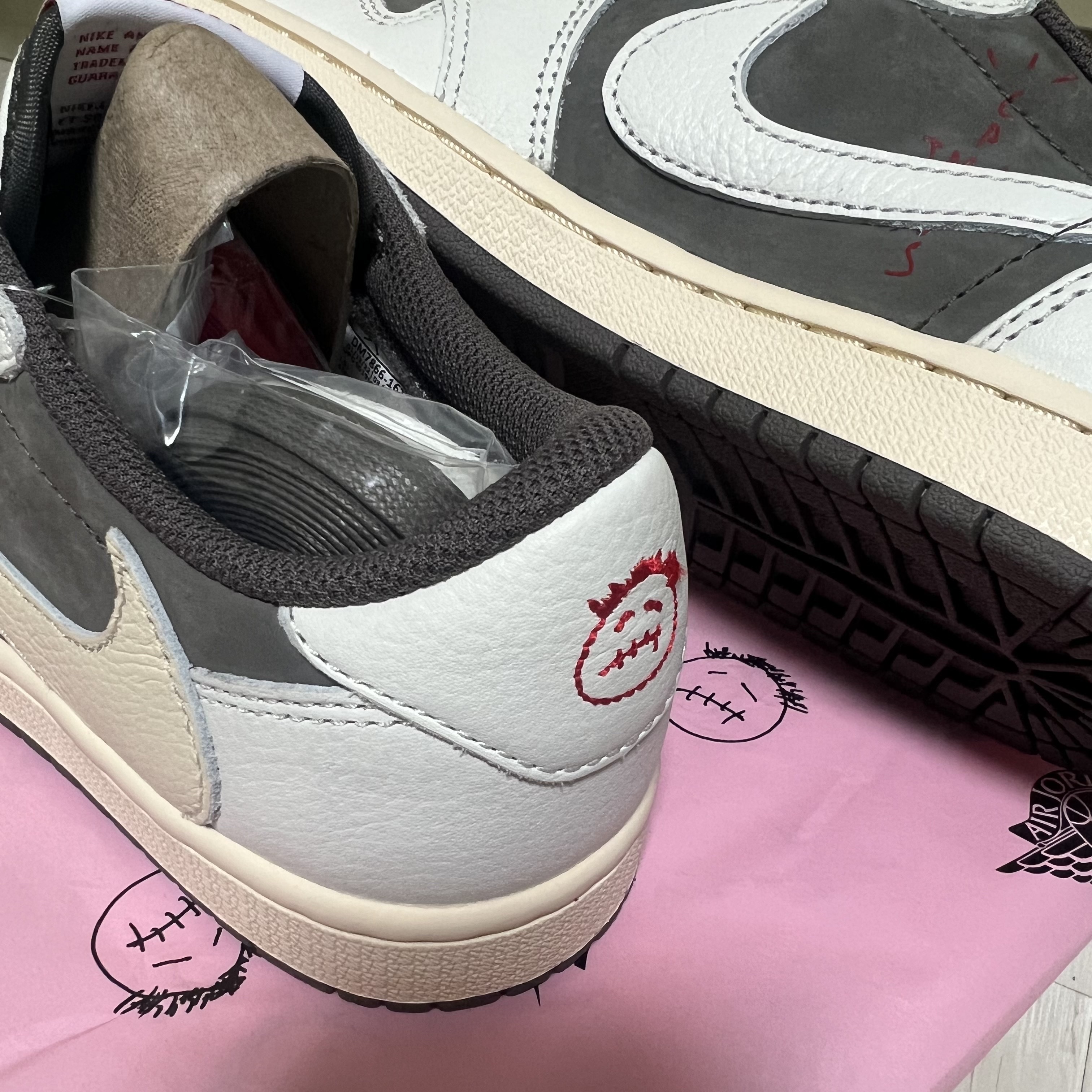 Jordan 1 x Travis Scott Retro Low OG SP Sail and Ridgerock 착용 스타일