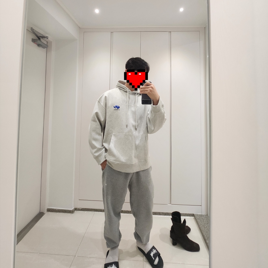 Zara x Ader Error Embroidery Hooded Sweatshirt Grey 착용 스타일