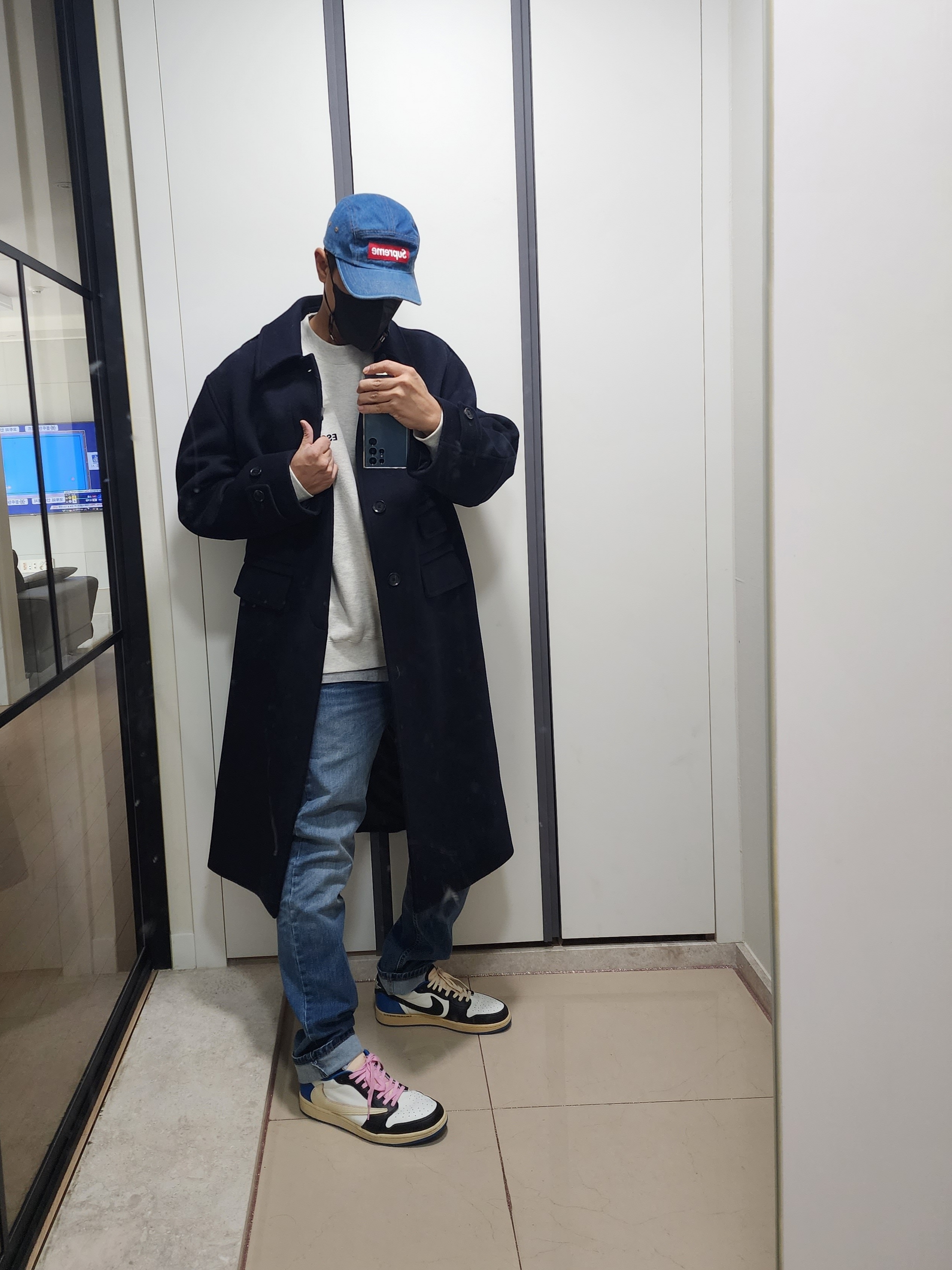 Jordan 1 x Travis Scott x Fragment Retro Low OG SP Military Blue, Essentials The Core Collection Crewneck Sweatshirt Light Oatmeal 착용 스타일 - 1