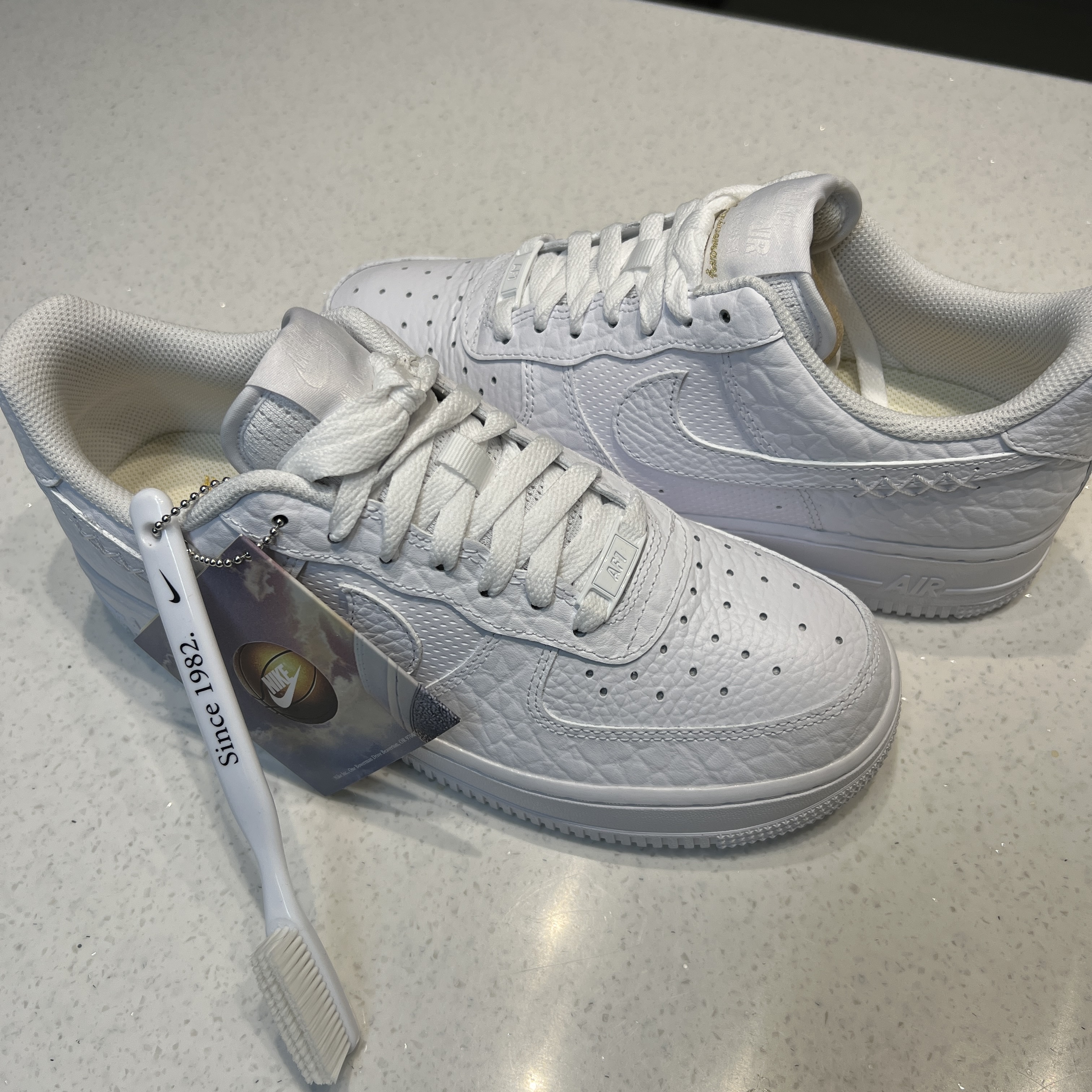 (W) Nike Air Force 1 '07 Color of the Month White Metallic Gold 착용 스타일 - 2