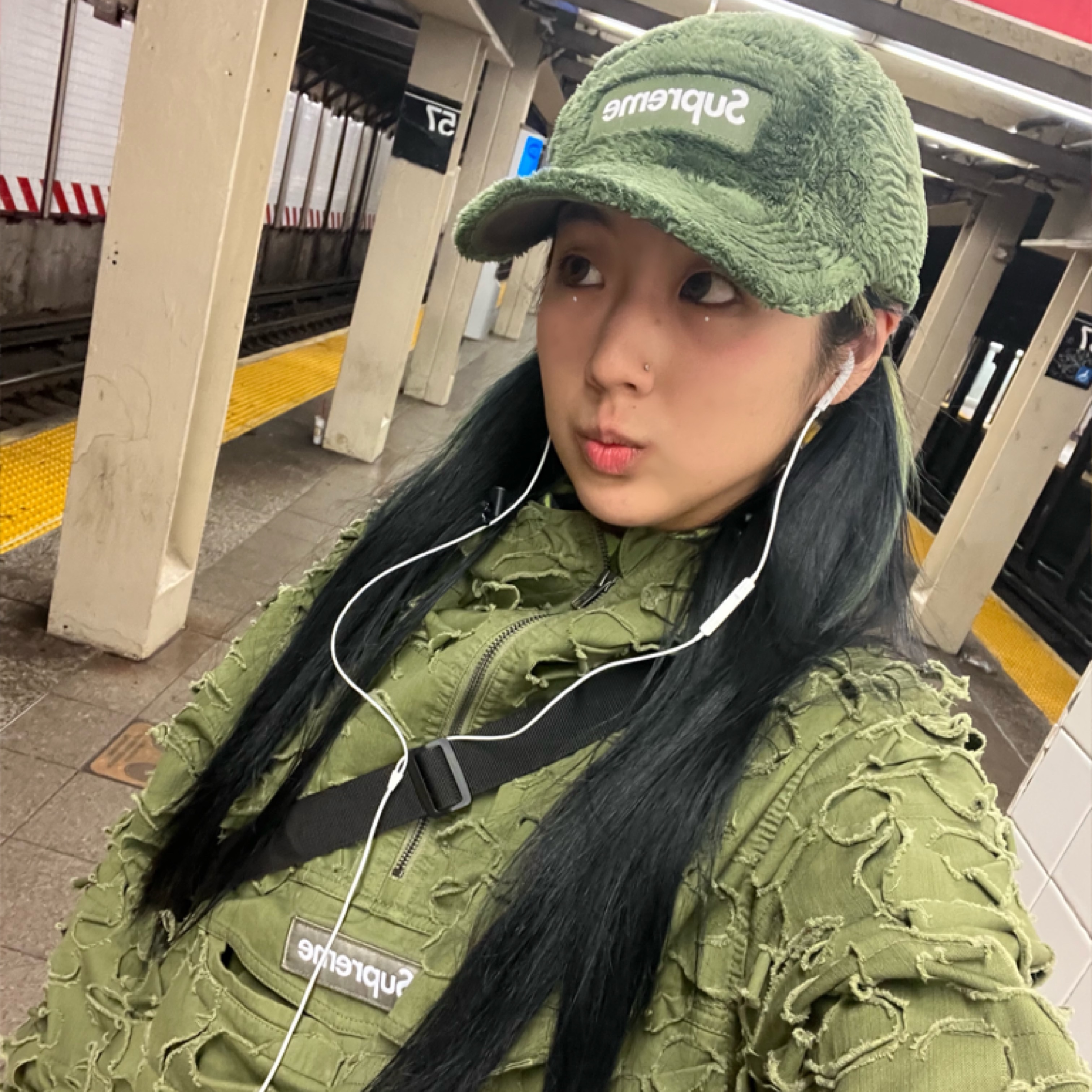 Supreme Swirl Fleece Camp Cap Olive - 22FW, Supreme x Griffin Anorak Light Olive - 22FW 착용 스타일
