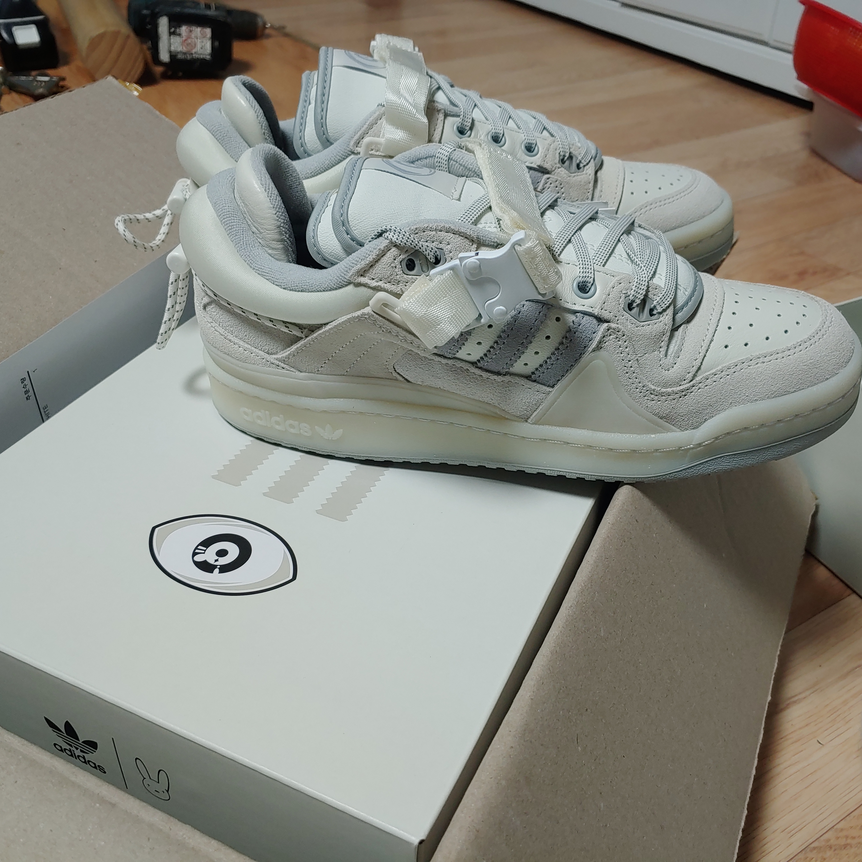 Adidas x Bad Bunny Forum Low Cloud White Clear Onix 착용 스타일